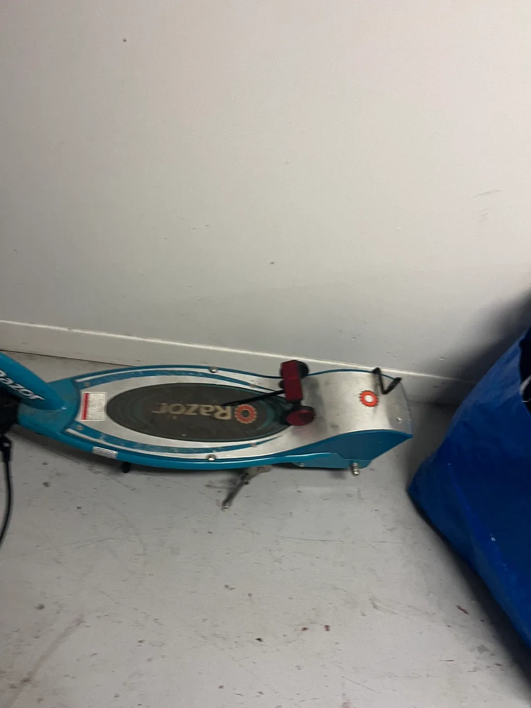 Razor Electric Scooter - Blue image indicator(3)