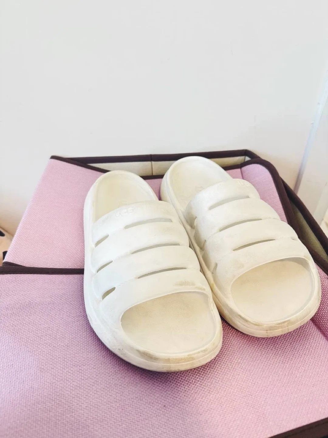 UGG Women’s/Unisex Slides – Size 10 (26 cm) thumbnail