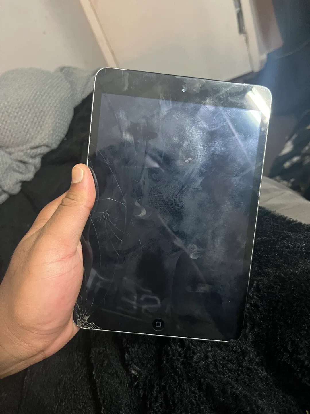 iPad (cracked screen) image indicator(5)
