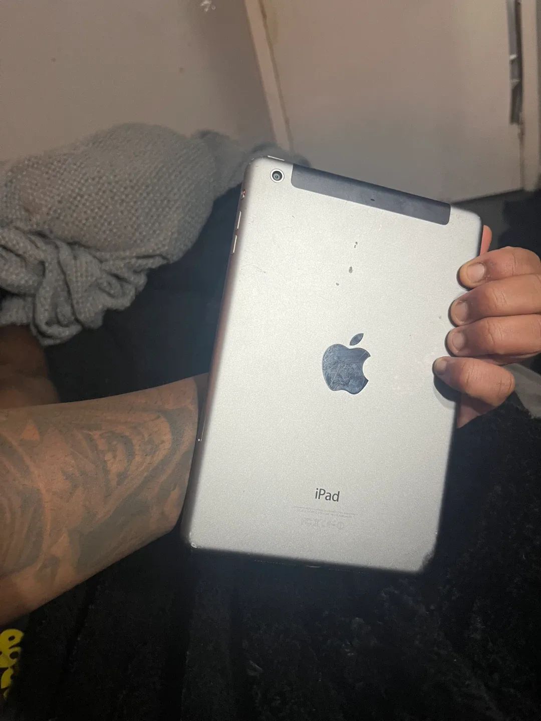 iPad (cracked screen) image indicator(4)