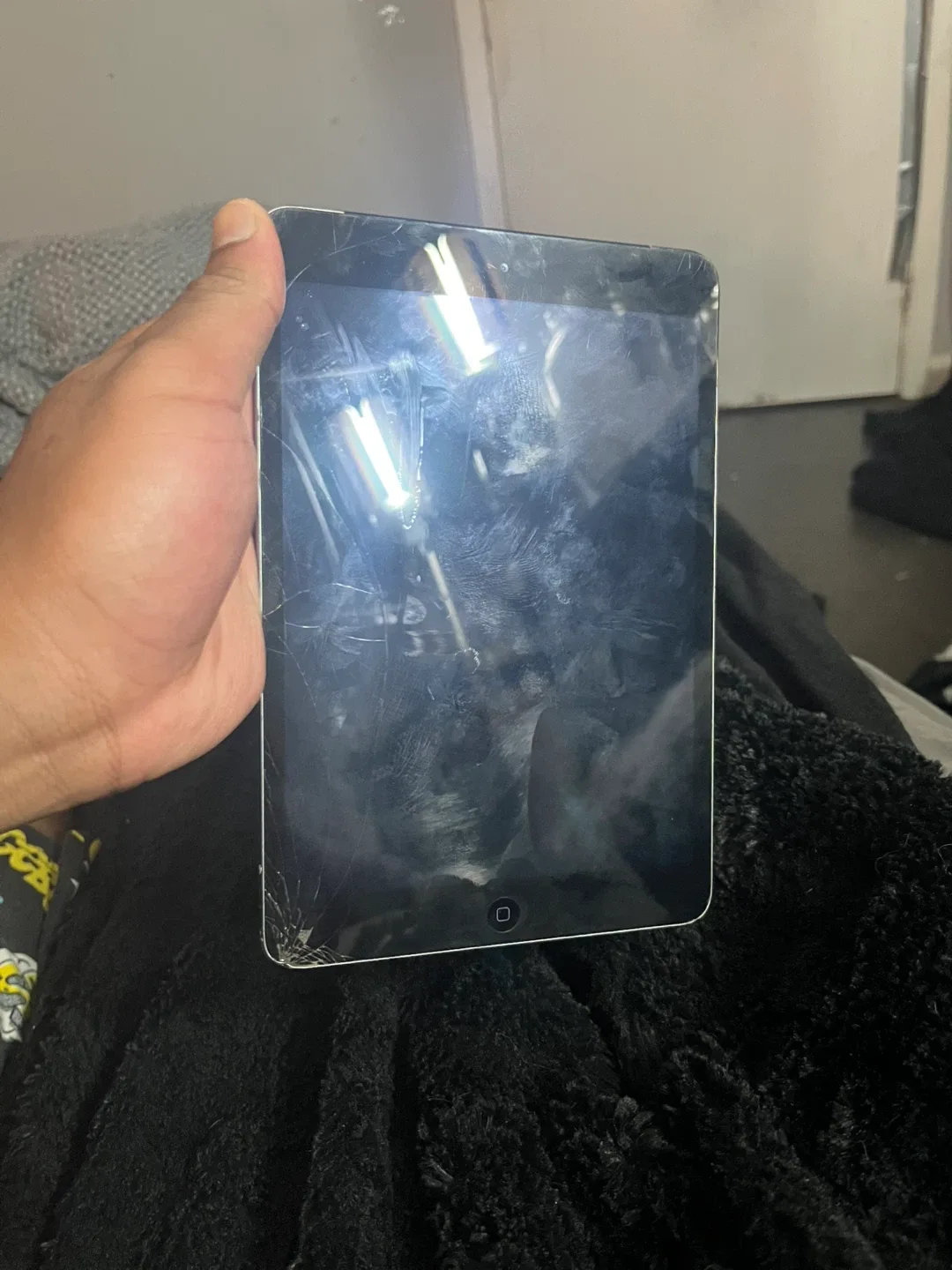 iPad (cracked screen) image indicator(3)