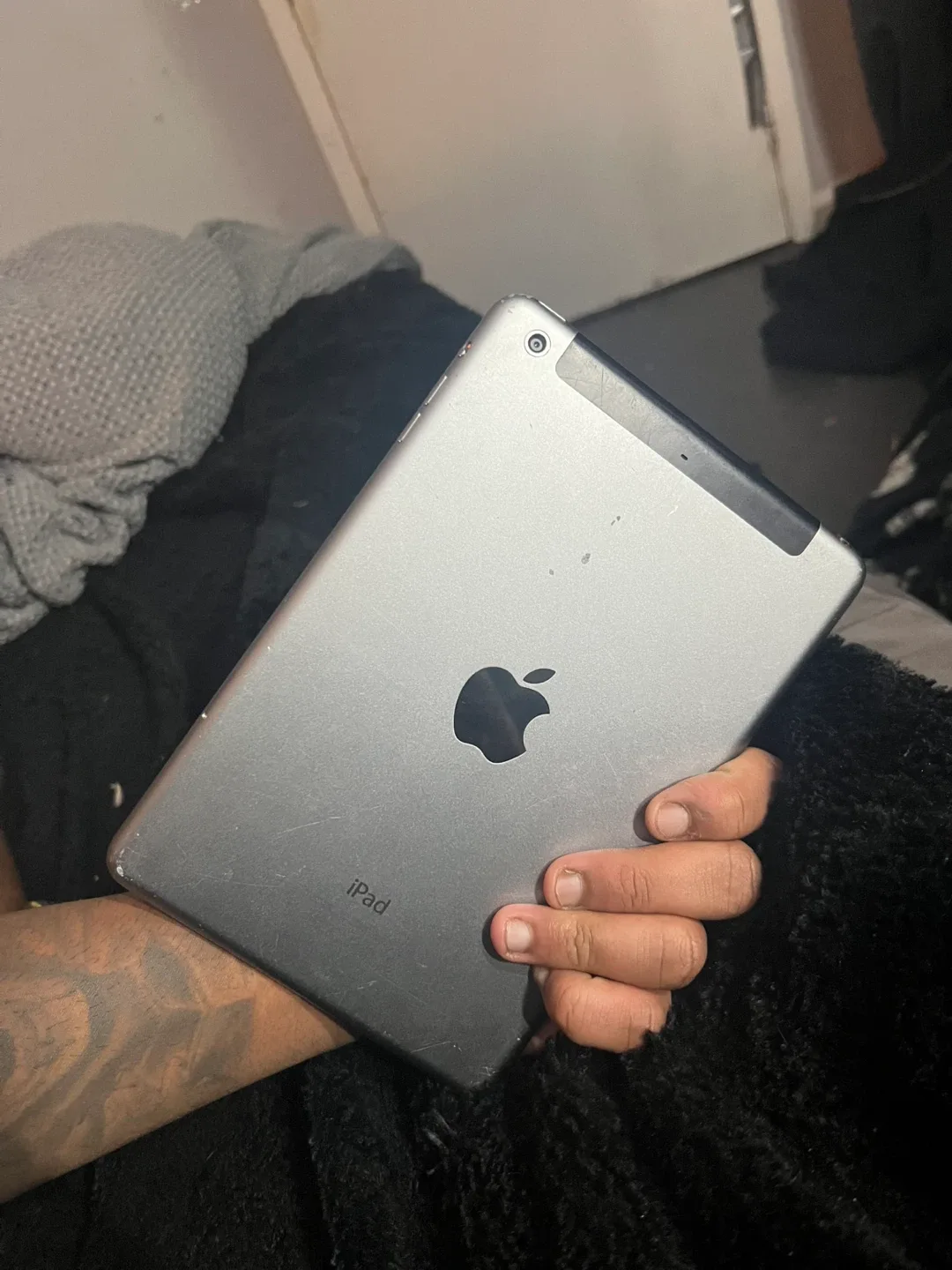 iPad (cracked screen) image indicator(2)