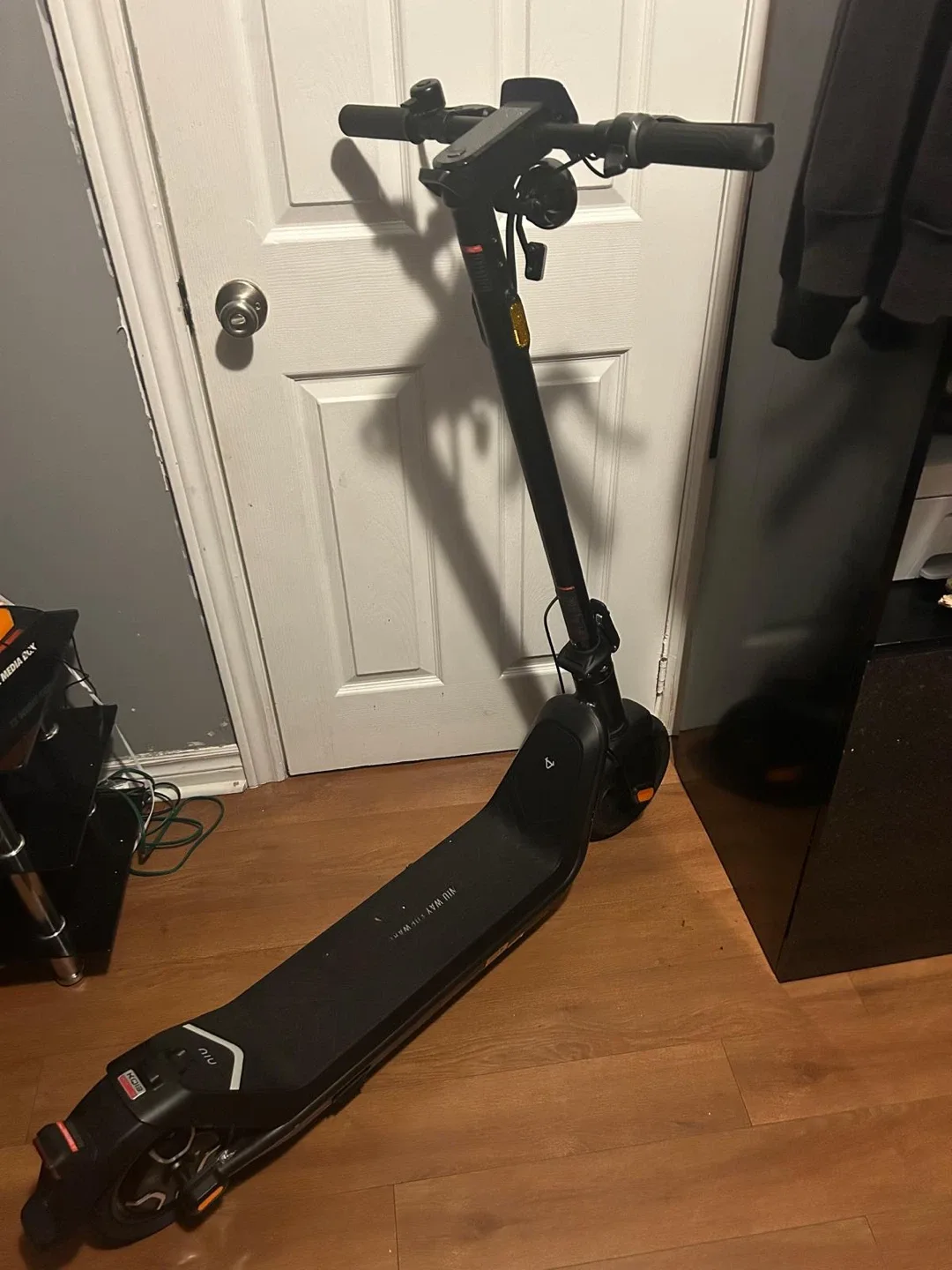 NIU Electric Scooter - Black image indicator(3)