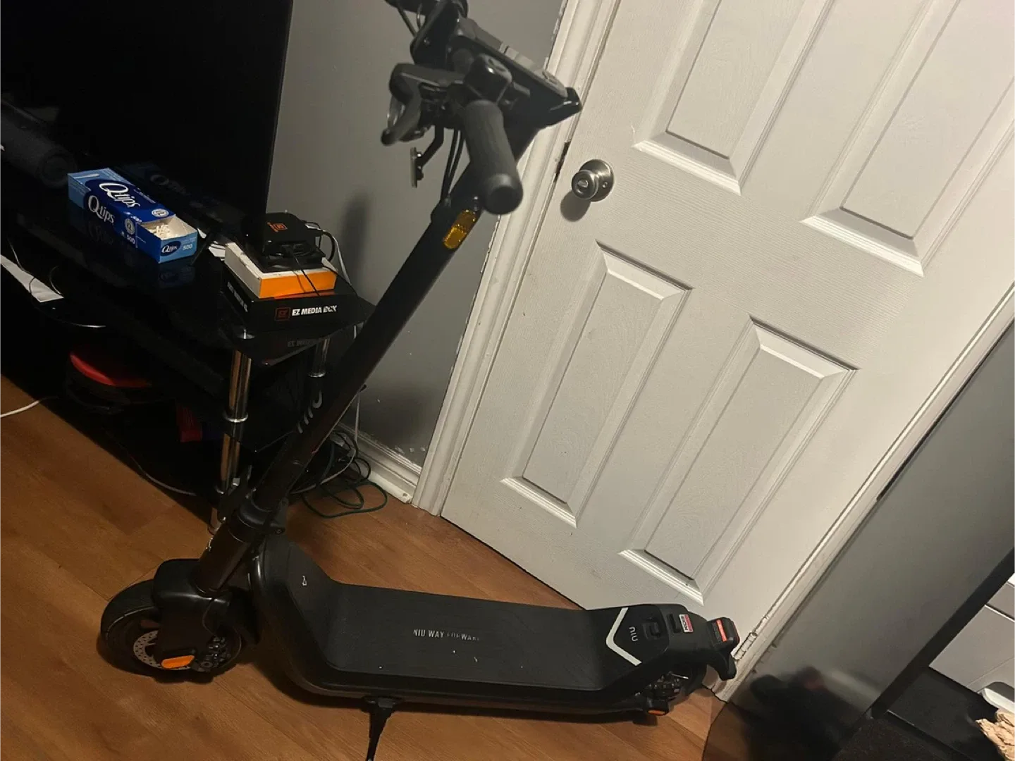 NIU Electric Scooter - Black image indicator(2)