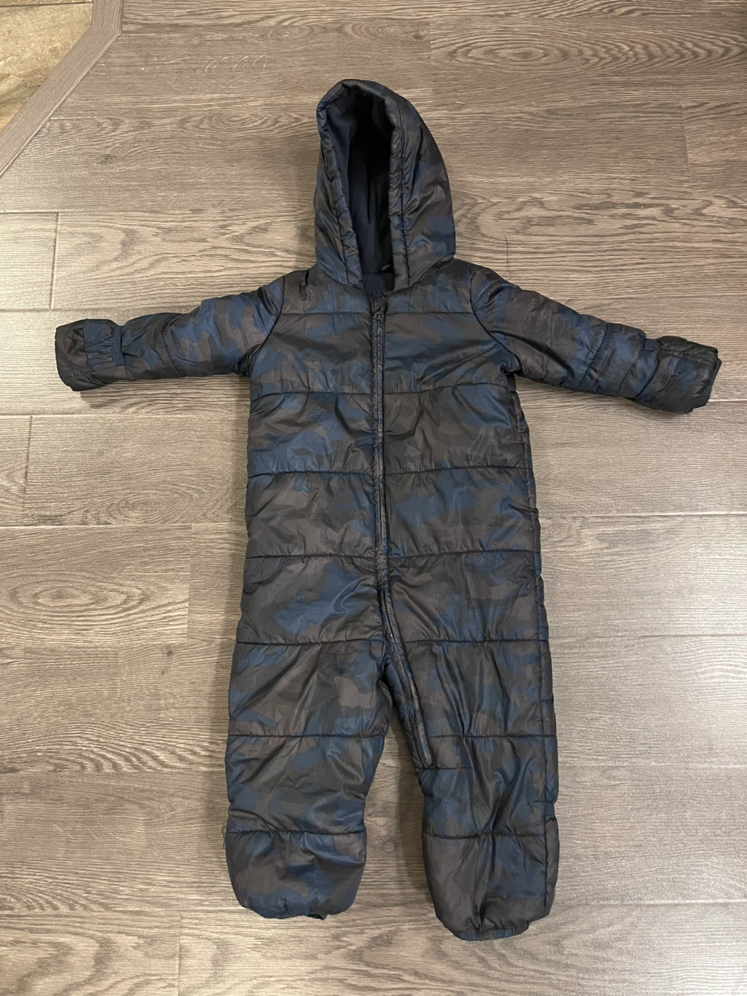 Joe Fresh Snowsuit. Size is 18-24 month.