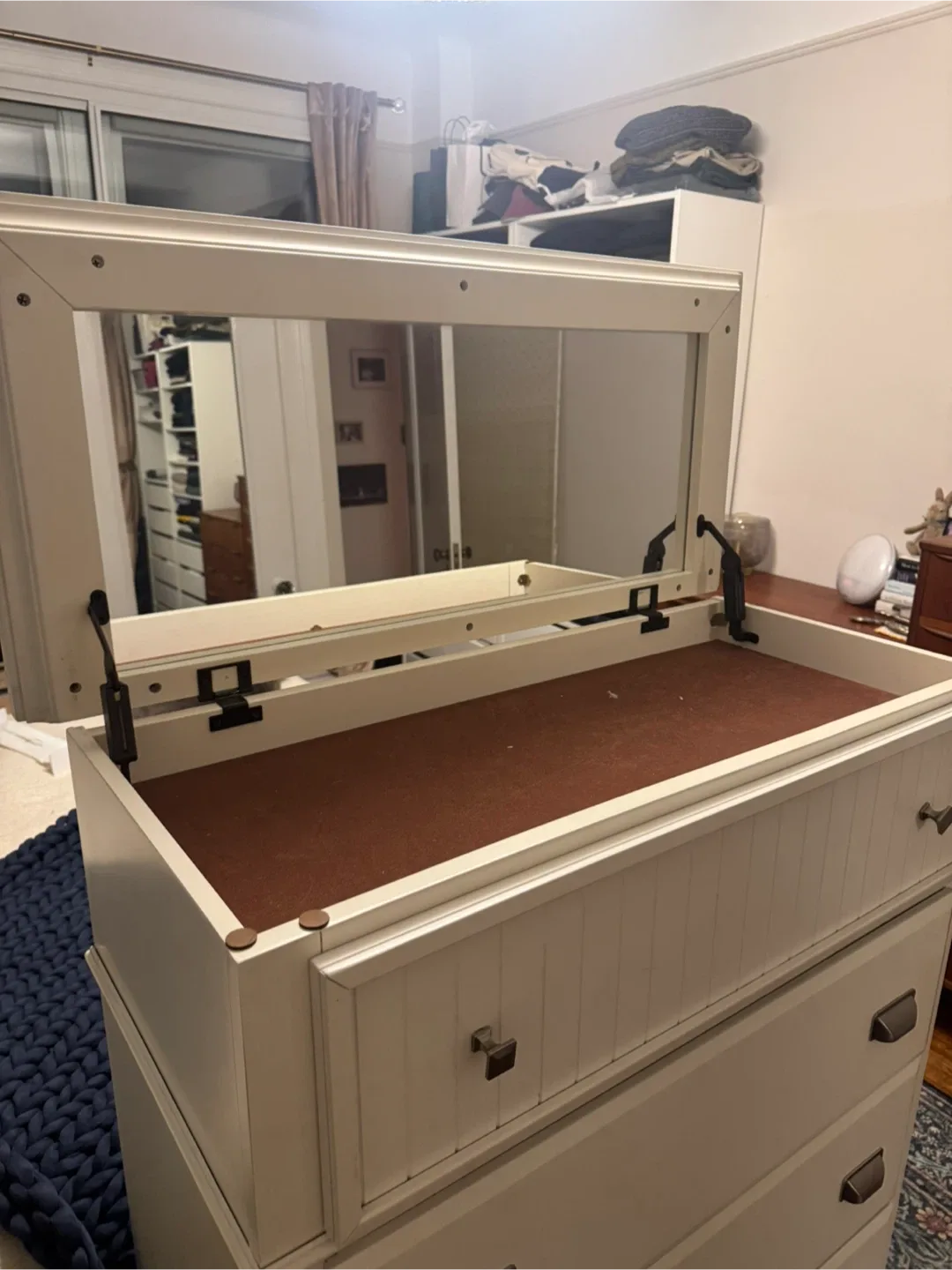 White 5-Drawer Dresser with Mirror image indicator(4)