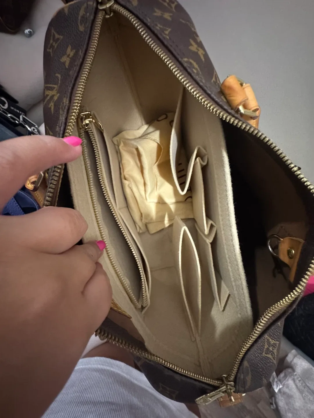 Louis Vuitton Speedy Bandouliere 35 image indicator(3)