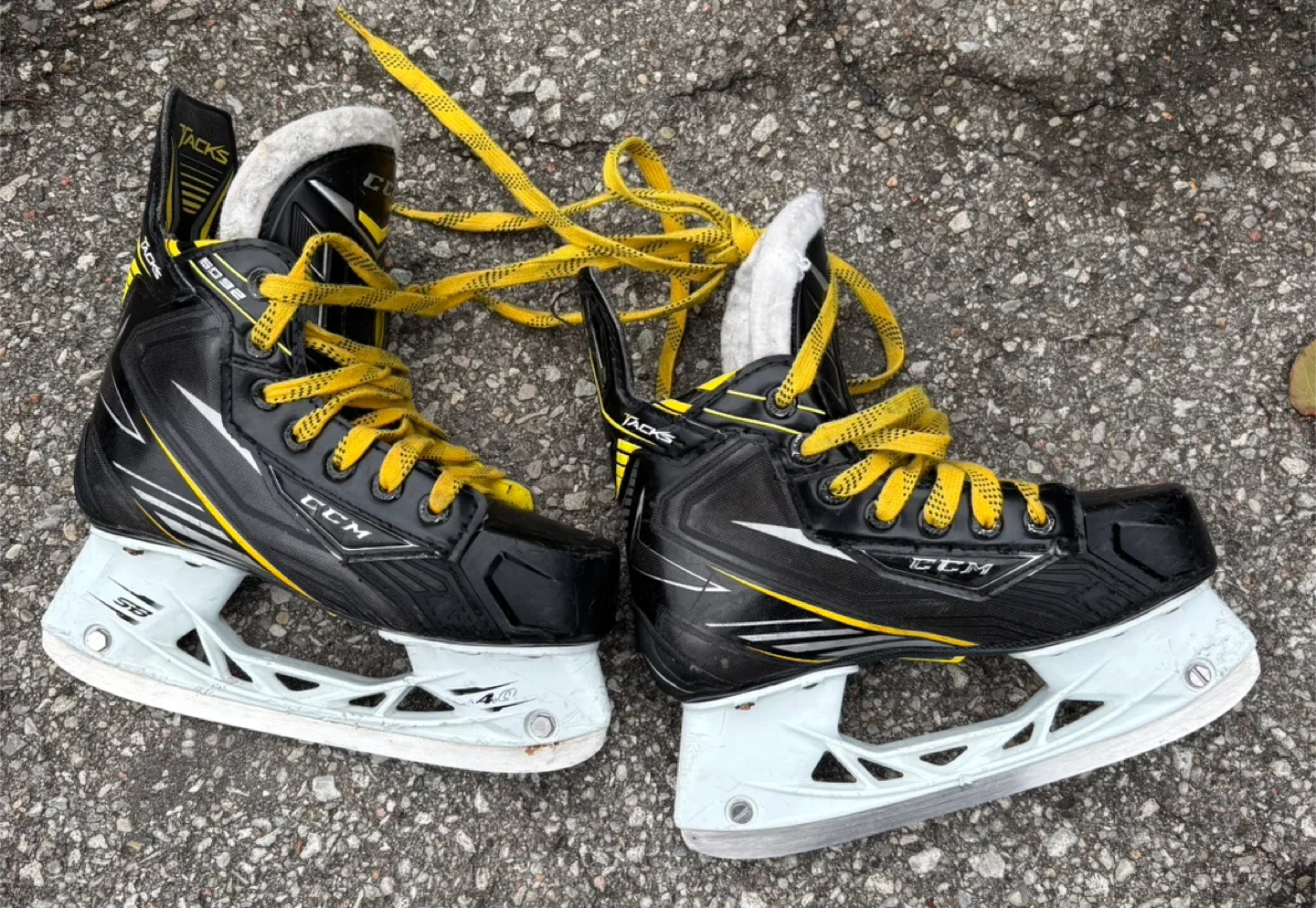 CCM kids’ Tacks Ice Hockey Skates - Size 1 image indicator(2)