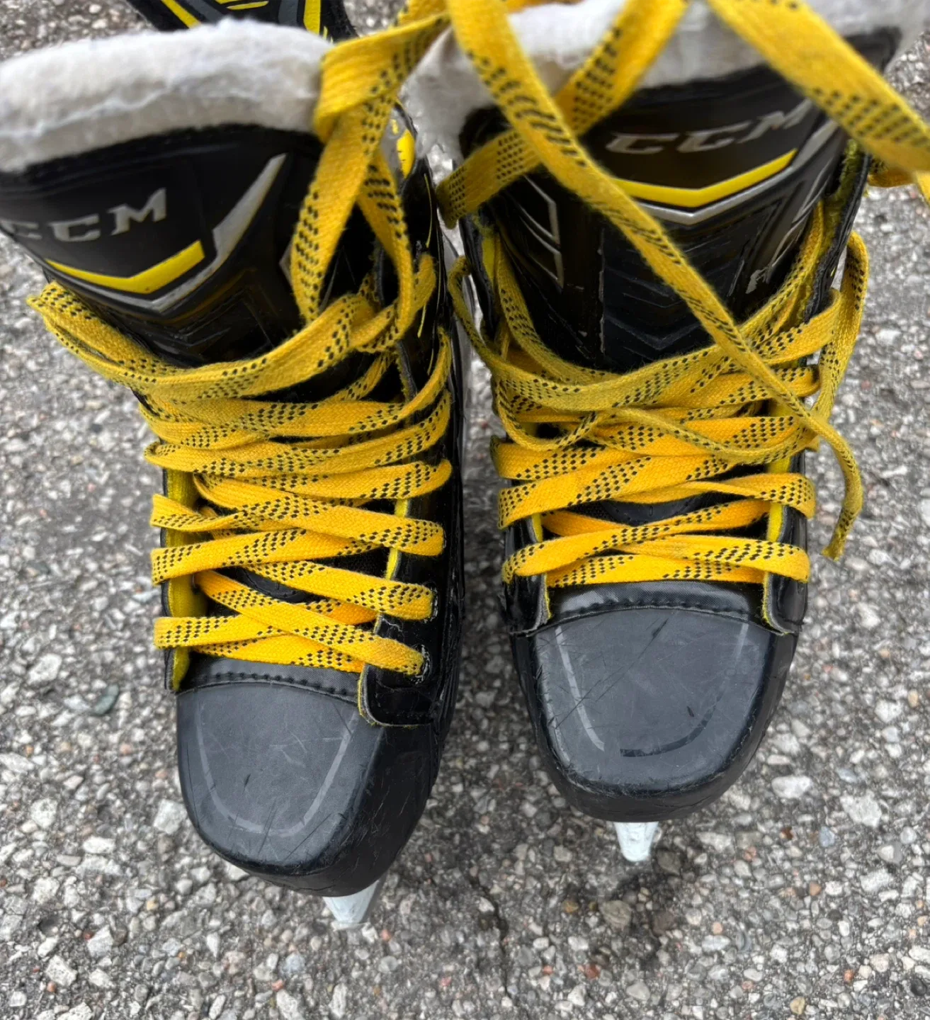 CCM kids’ Tacks Ice Hockey Skates - Size 1 image indicator(3)