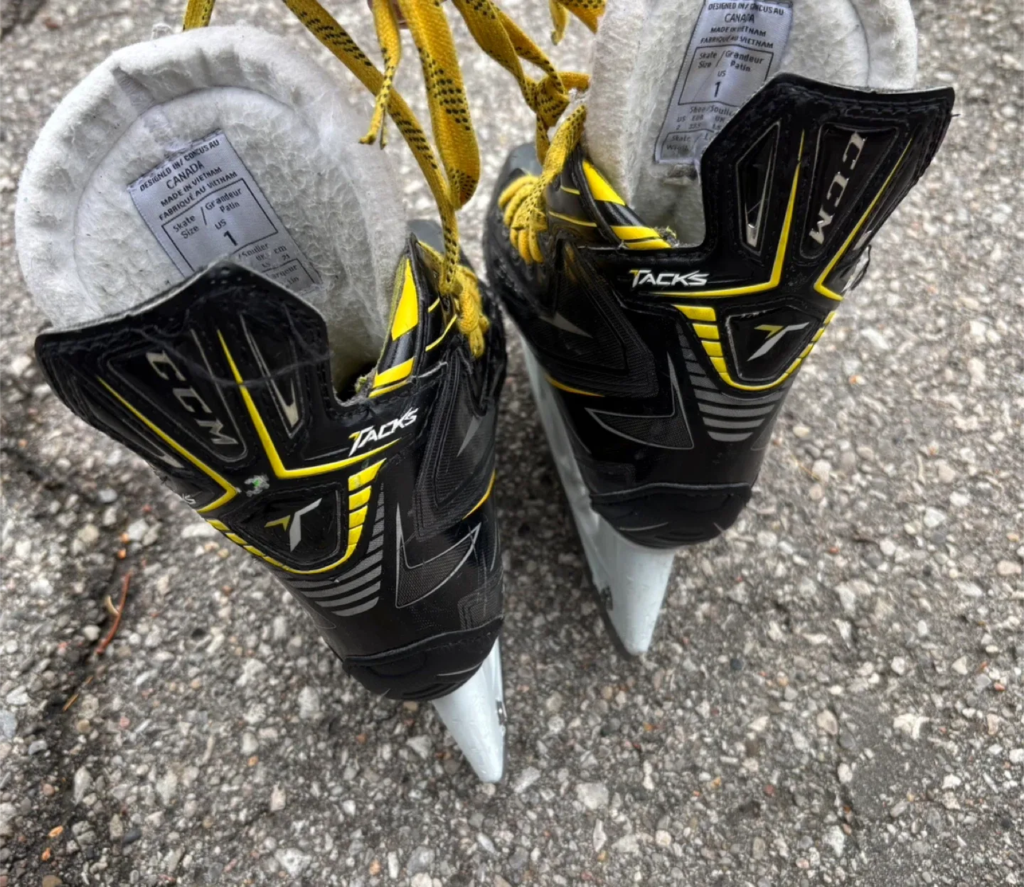 CCM kids’ Tacks Ice Hockey Skates - Size 1 image indicator(4)