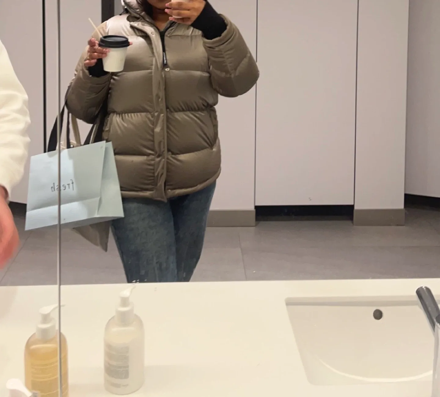 Aritzia The Super Puff™ liquid shine image indicator(3)