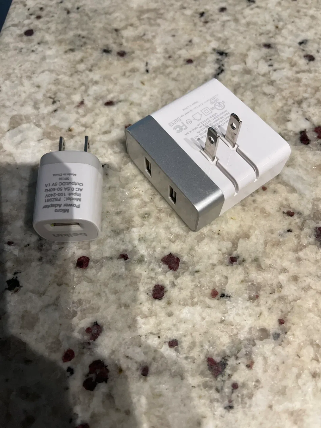 Belkin Micro Power Adapter & USB Charger image indicator(2)