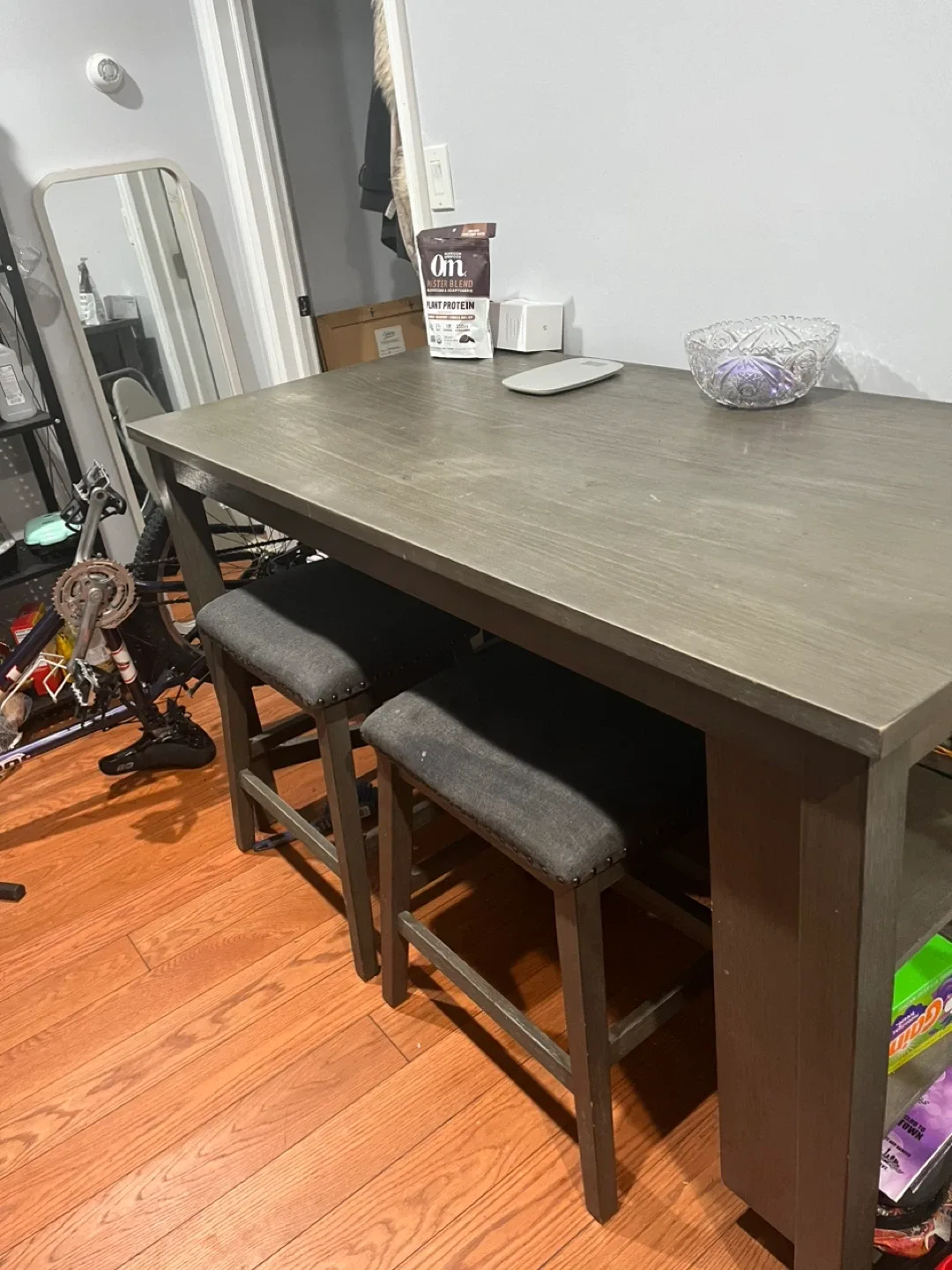 Table and four chairs image indicator(3)