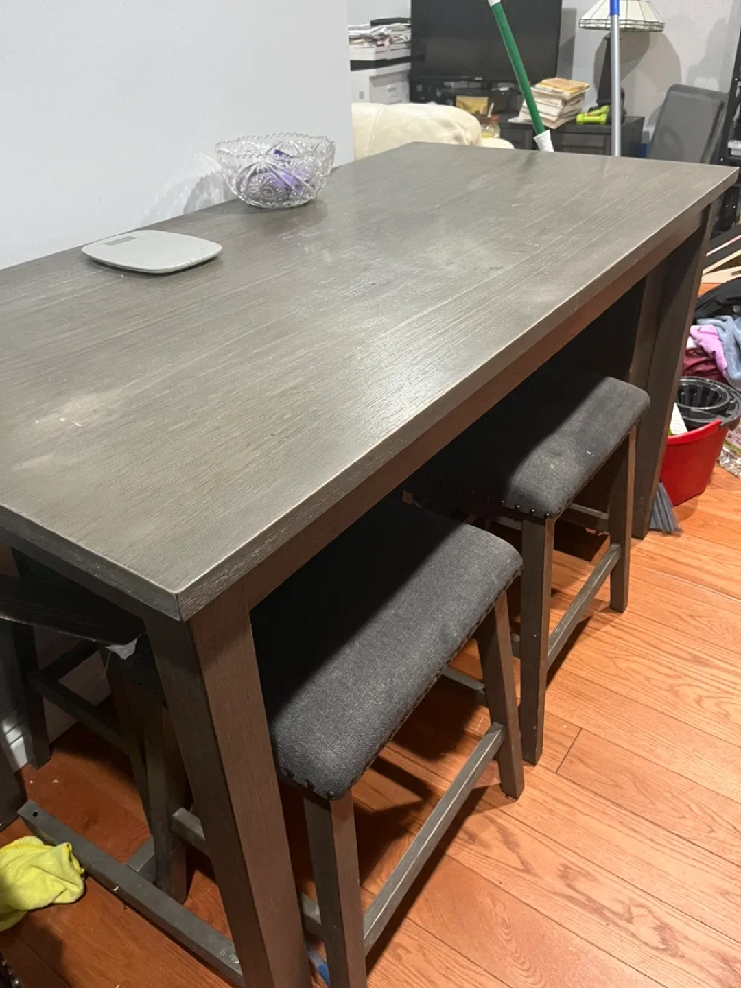 Table and four chairs image indicator(4)