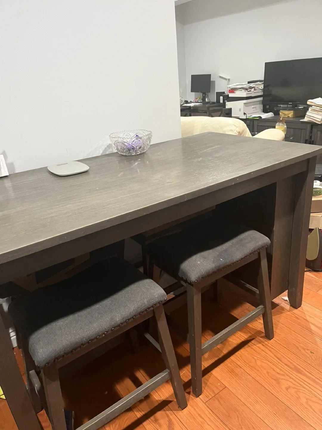 Table and four chairs image indicator(2)