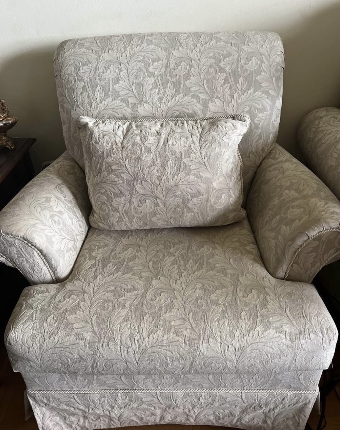 Super Comfortable & Strong Armchair with Cushion-like New