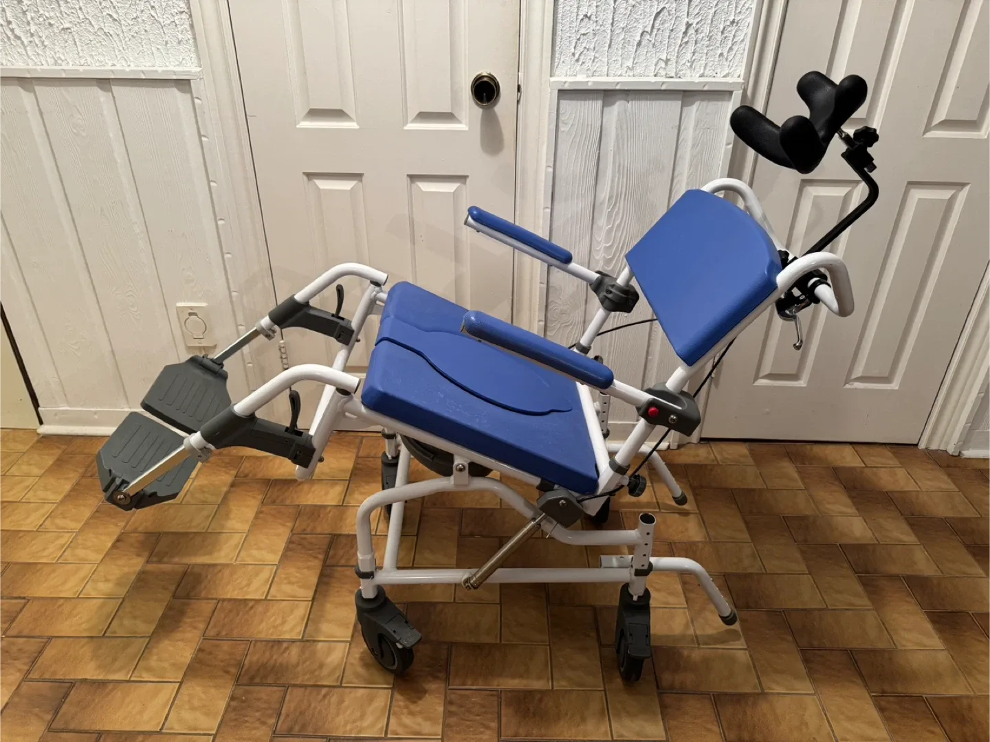 Tilt Shower Commode Chair image indicator(4)