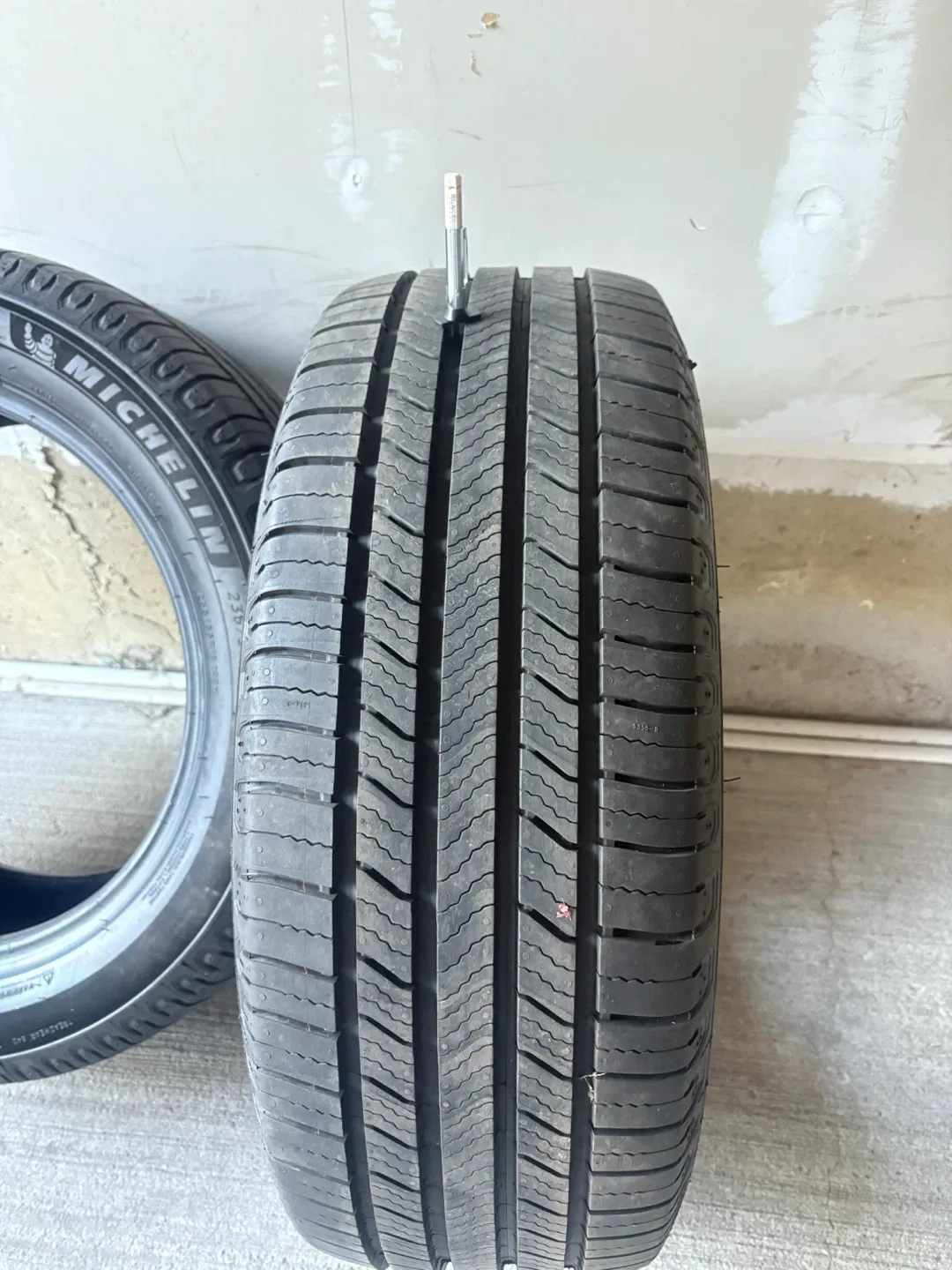 Michelin Defender 2 Tire 235/55R18 image indicator(6)