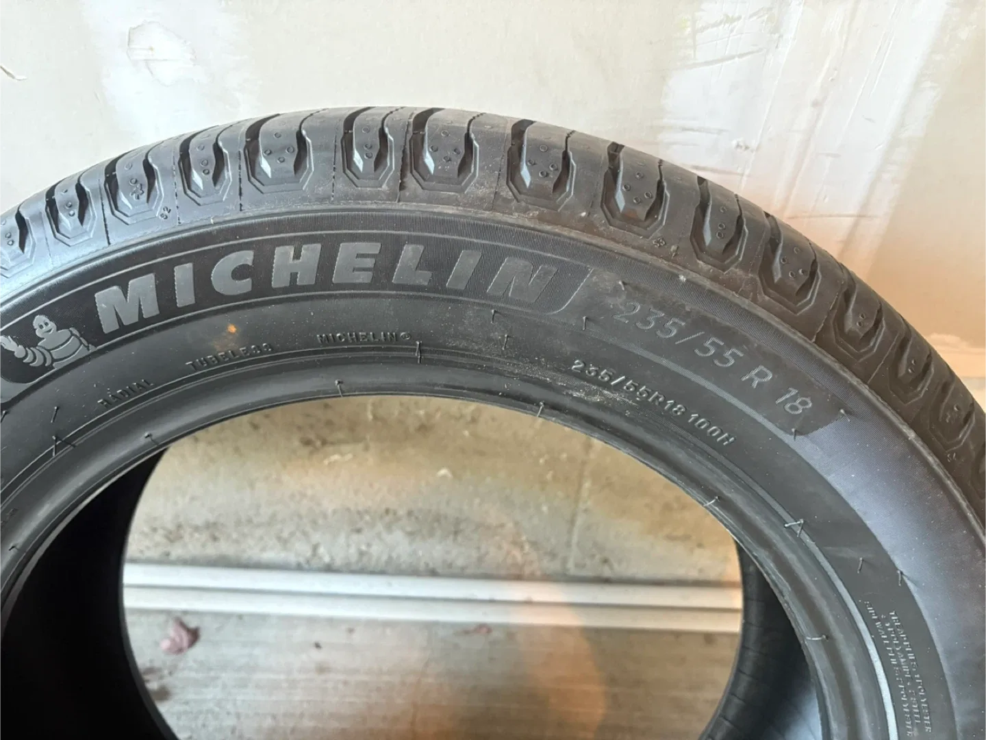 Michelin Defender 2 Tire 235/55R18 image indicator(3)