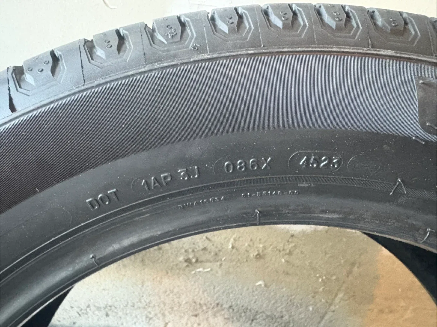 Michelin Defender 2 Tire 235/55R18 image indicator(5)