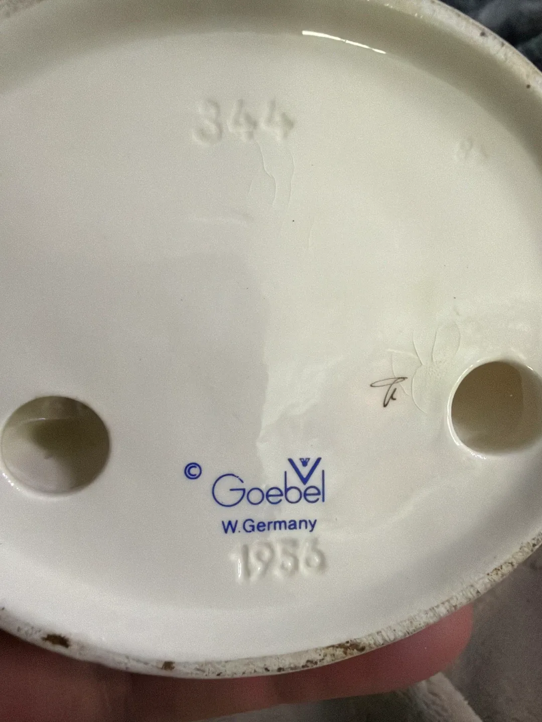 Goebel Hummel Figurine - Girl with Swans image indicator(3)