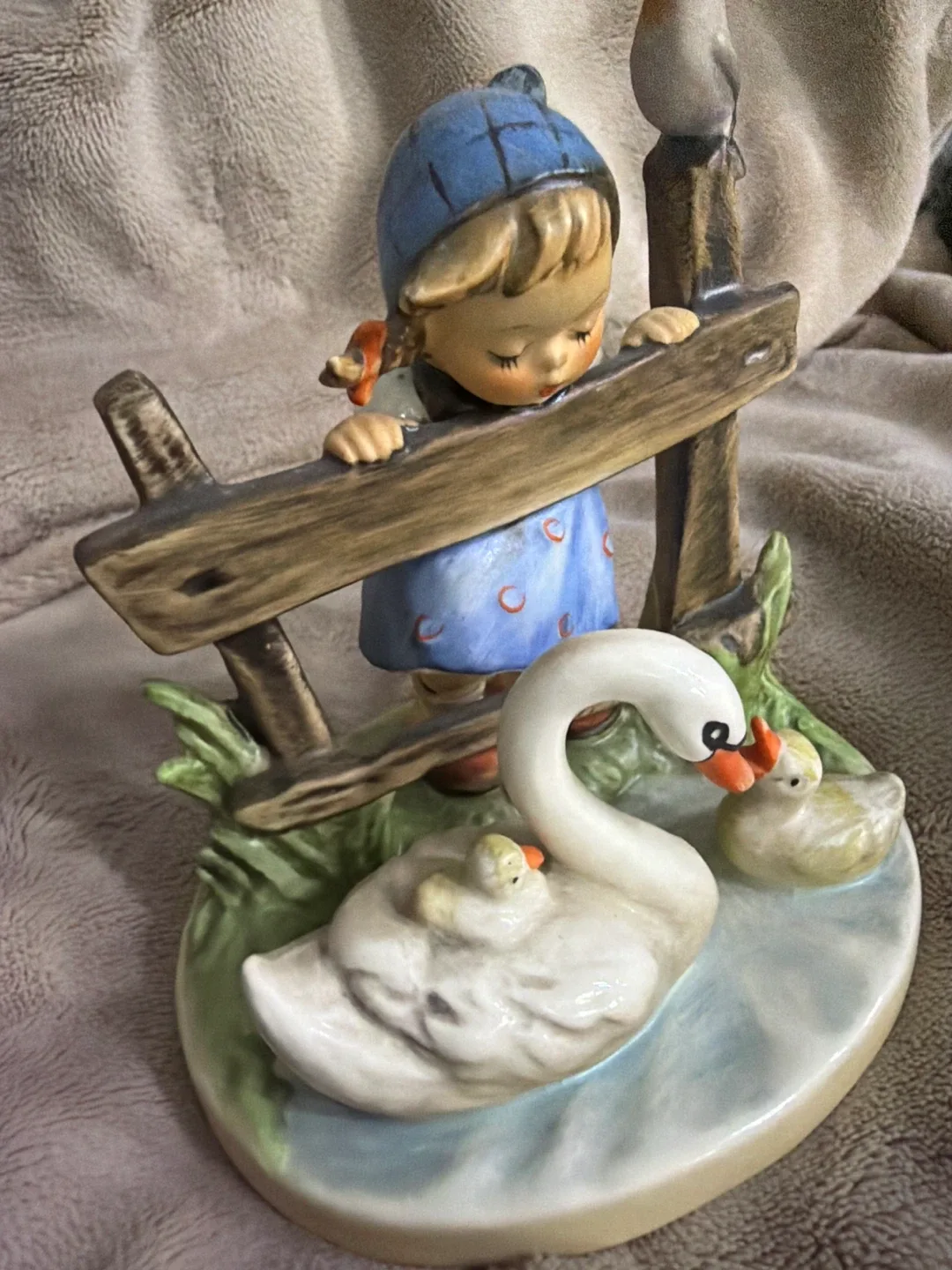 Goebel Hummel Figurine - Girl with Swans image indicator(2)