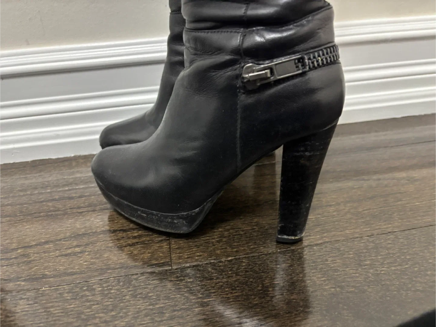 Black Leather Knee-High Heel Boots image indicator(2)
