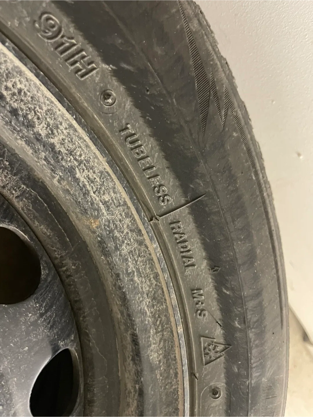 4 Bridgestone Winter Tires 195/65R15 image indicator(3)