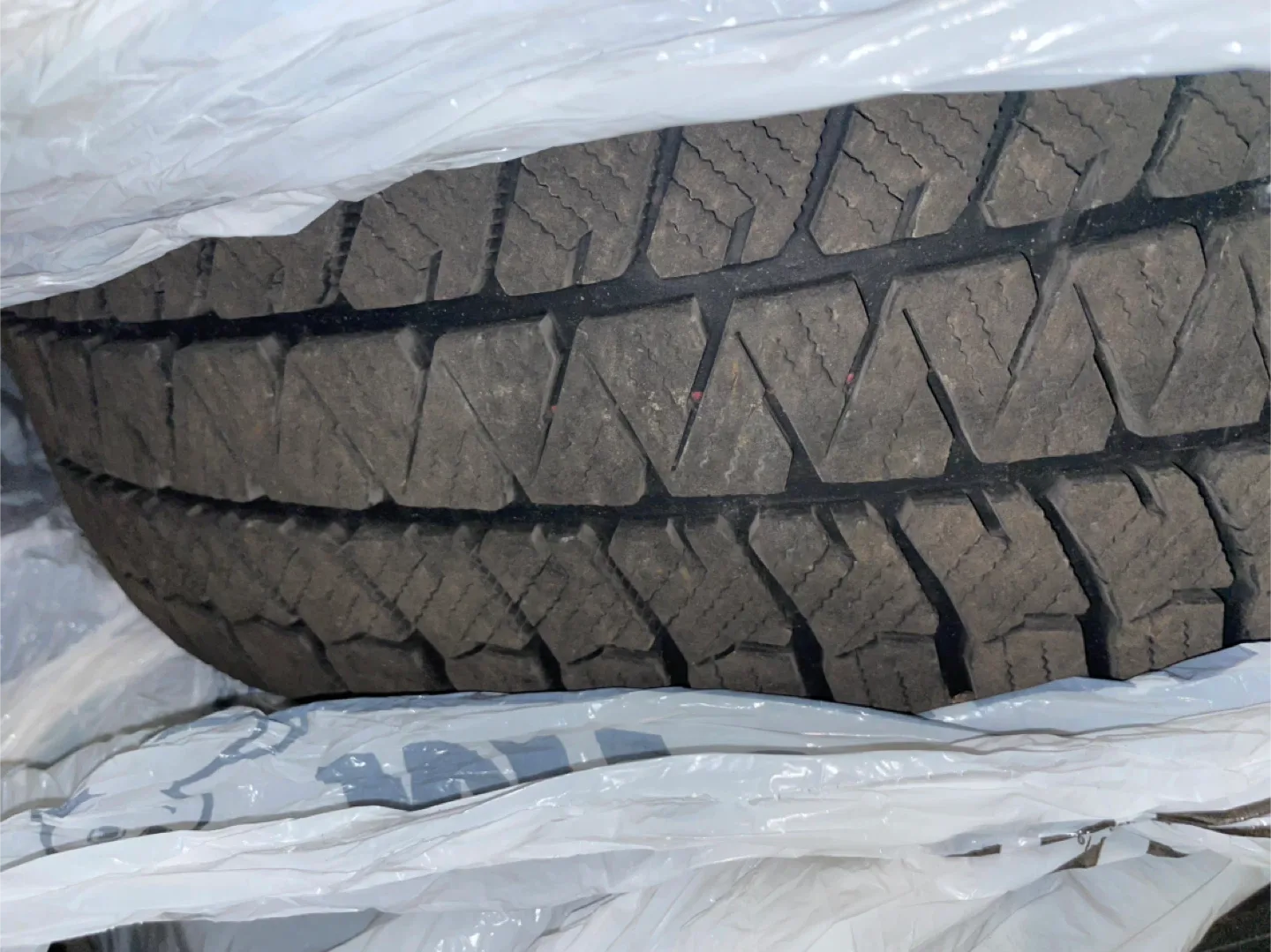 4 Bridgestone Winter Tires 195/65R15 image indicator(8)