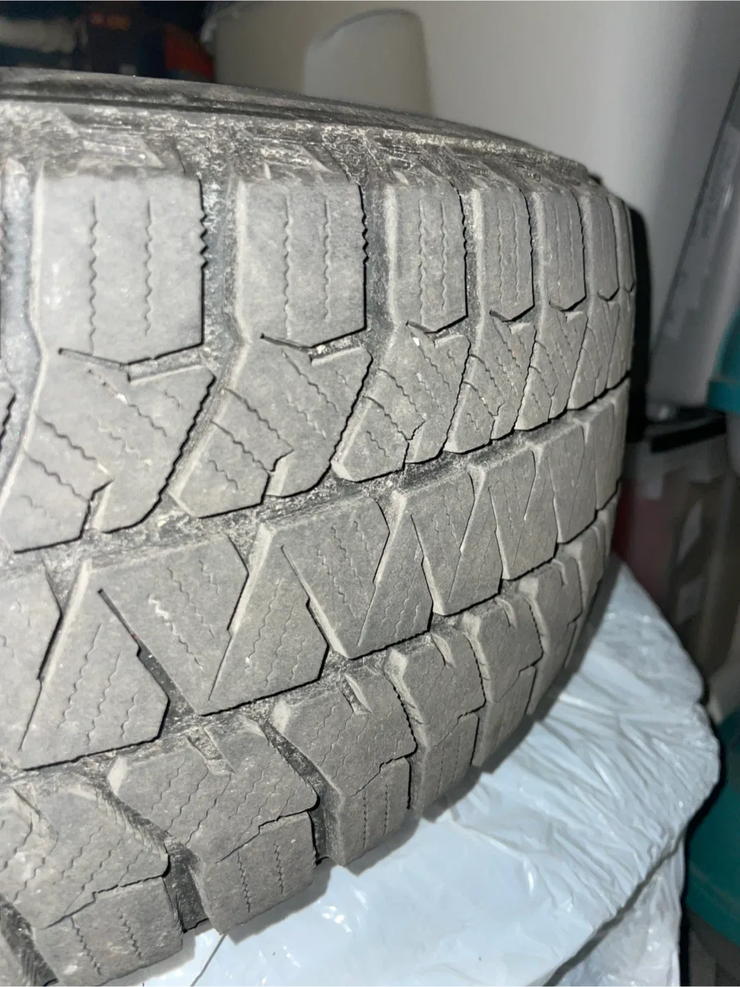 4 Bridgestone Winter Tires 195/65R15 image indicator(6)