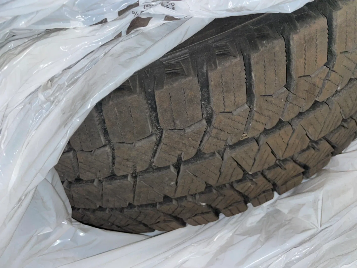 4 Bridgestone Winter Tires 195/65R15 image indicator(9)