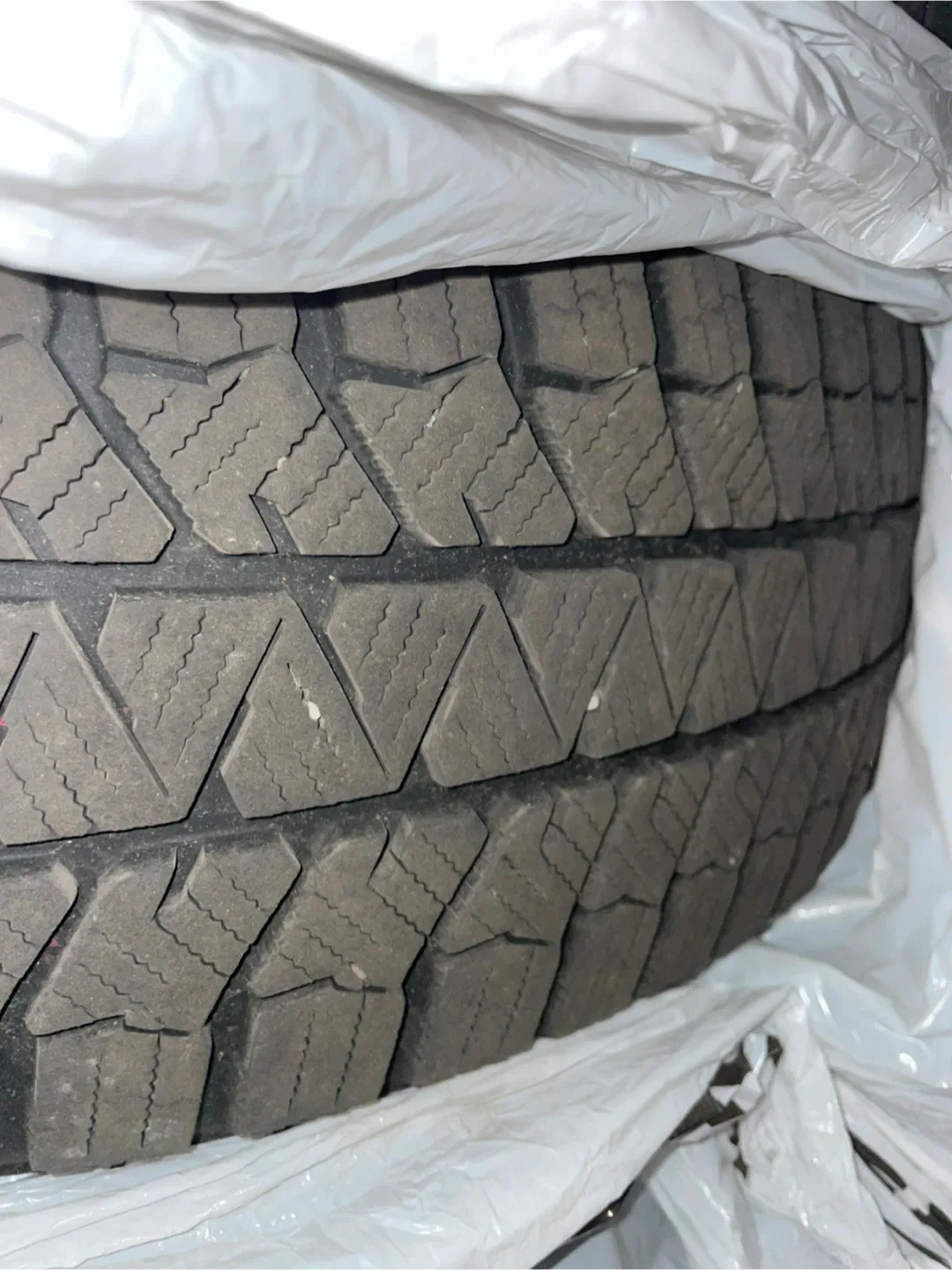 4 Bridgestone Winter Tires 195/65R15 image indicator(7)