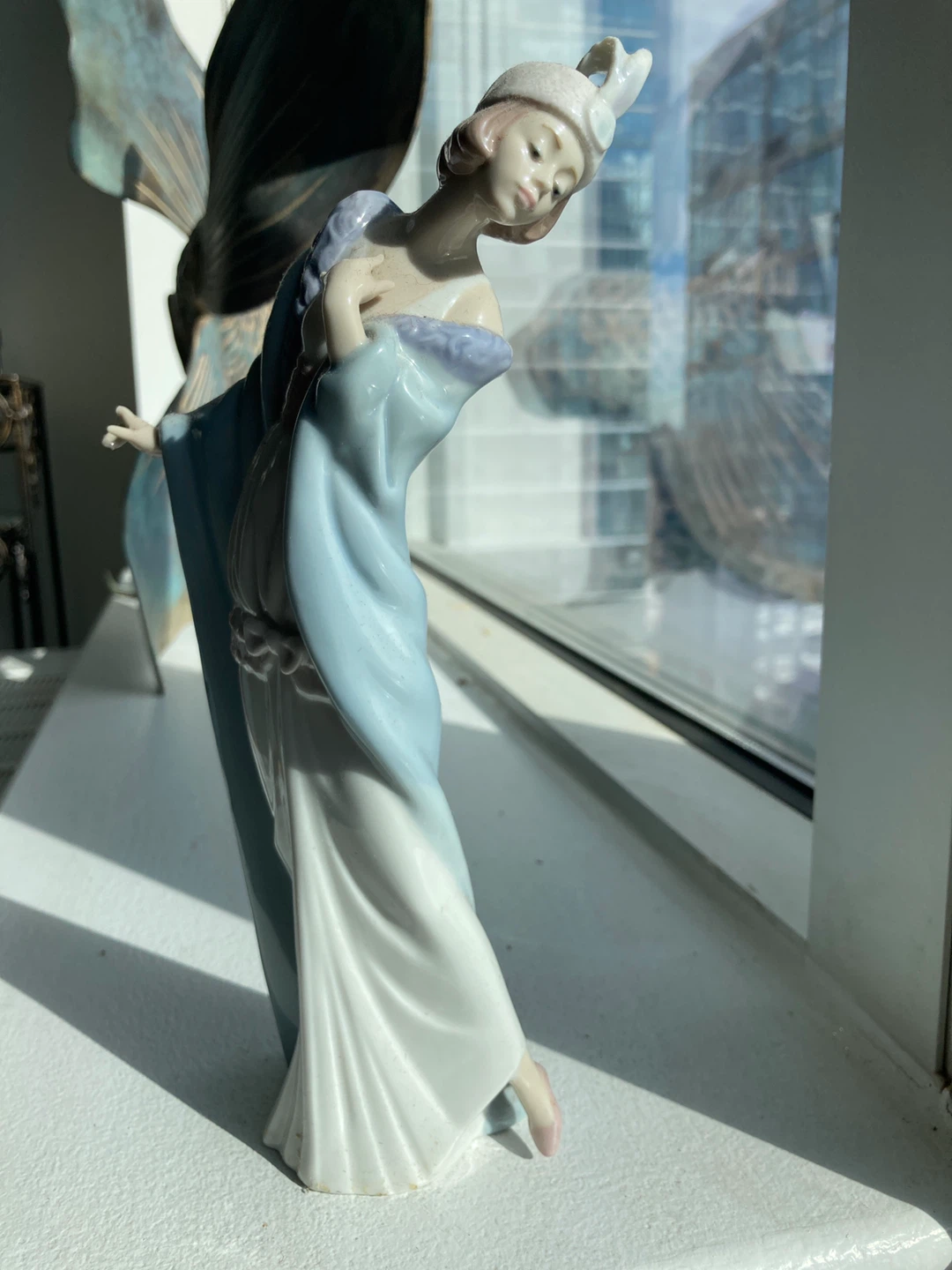 10 inch Lladro feminine figurine - photo 2