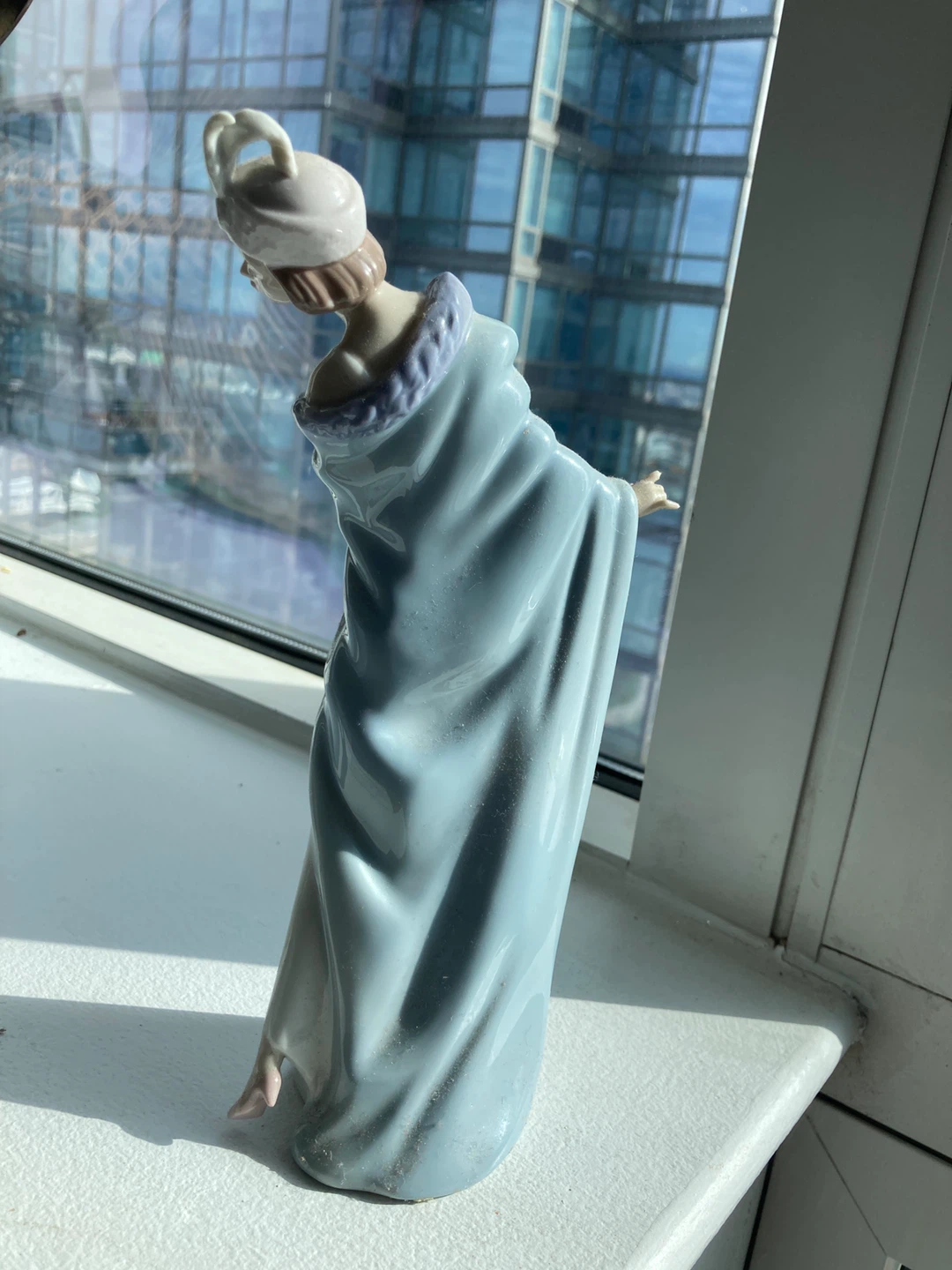10 inch Lladro feminine figurine - photo 3