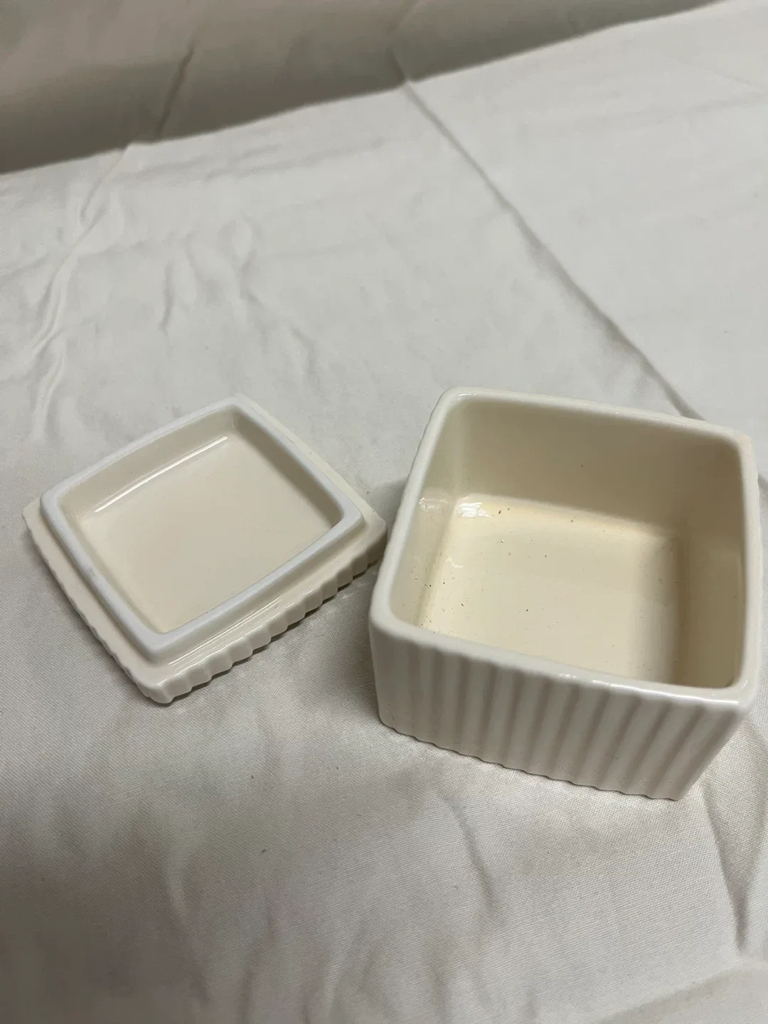 Avon Cream Ceramic Trinket Box image indicator(2)