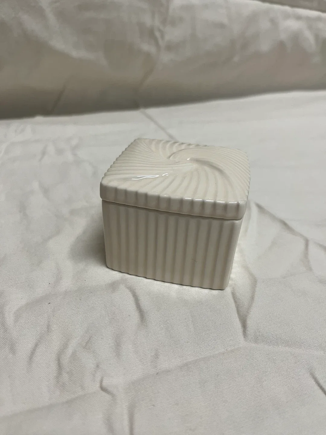 Avon Cream Ceramic Trinket Box image indicator(3)