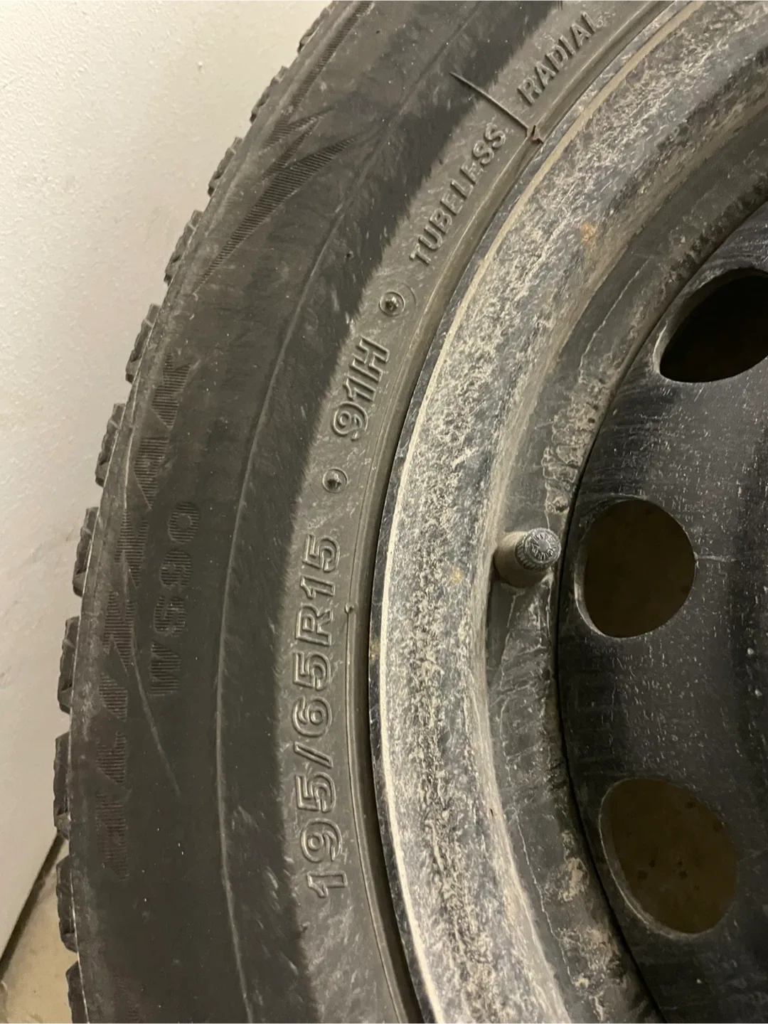 4 Bridgestone Winter Tires 195/65R15 image indicator(10)