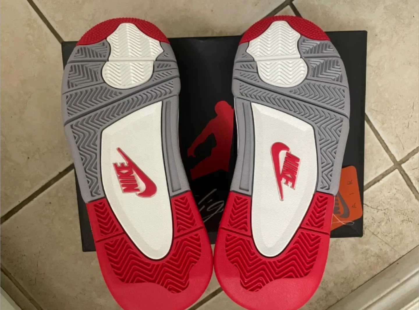 Nike Air Jordan 4 Bred image indicator(2)