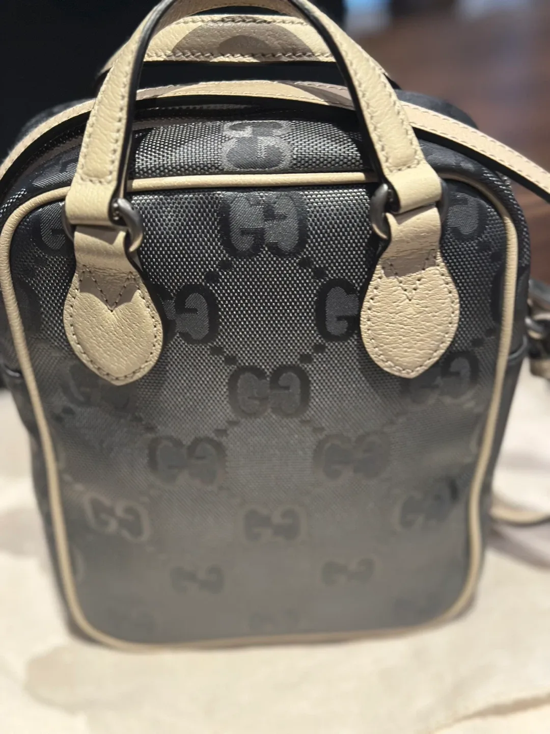 Authentic New Gucci Crossbody Bag Unisex Grey and Cream image indicator(4)