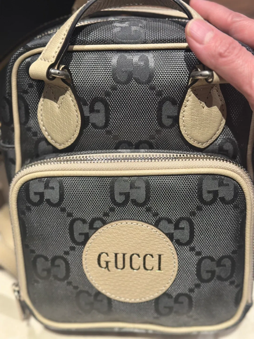 Authentic New Gucci Crossbody Bag Unisex Grey and Cream image indicator(6)