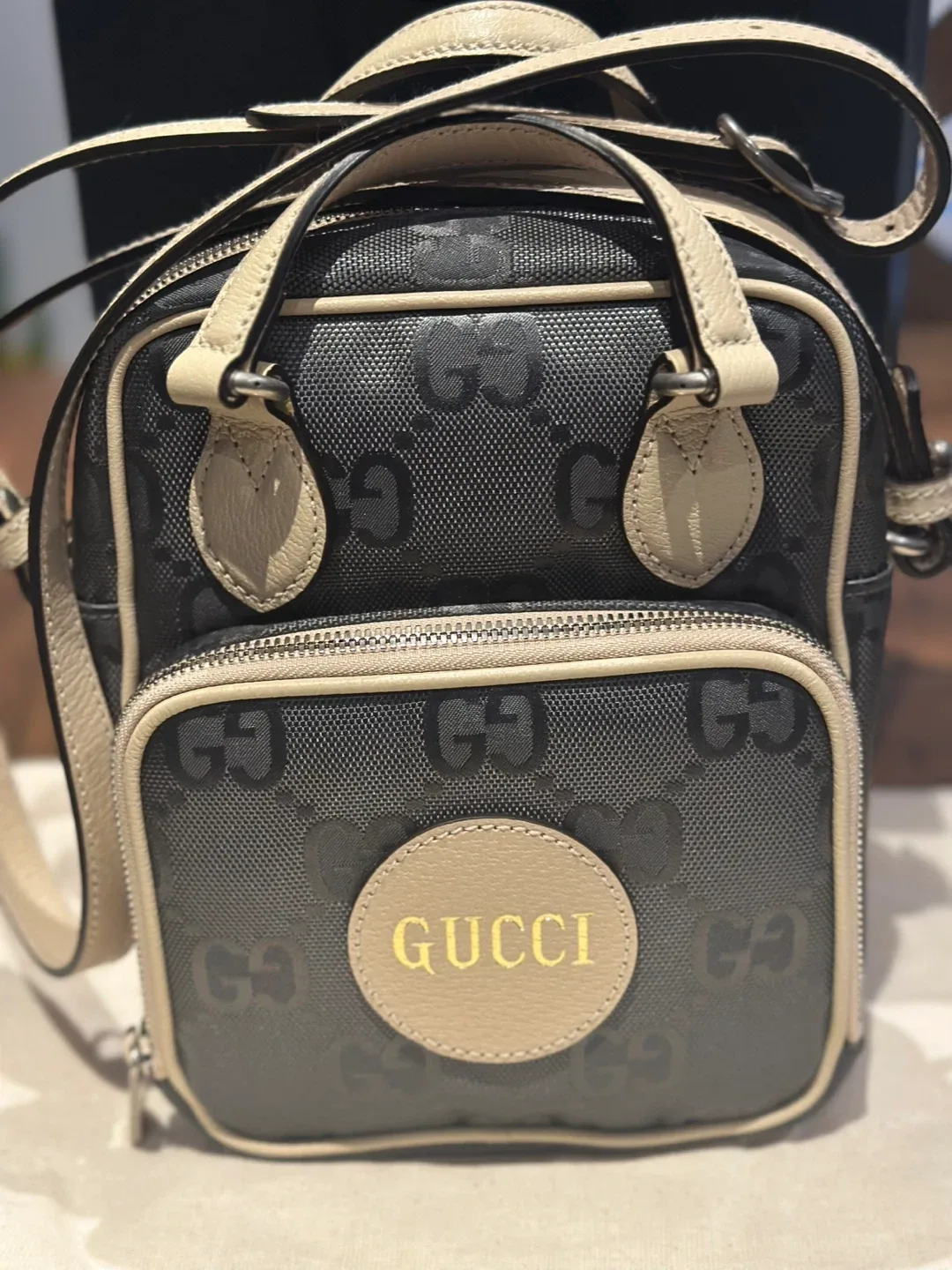 Authentic New Gucci Crossbody Bag Unisex Grey and Cream image indicator(2)