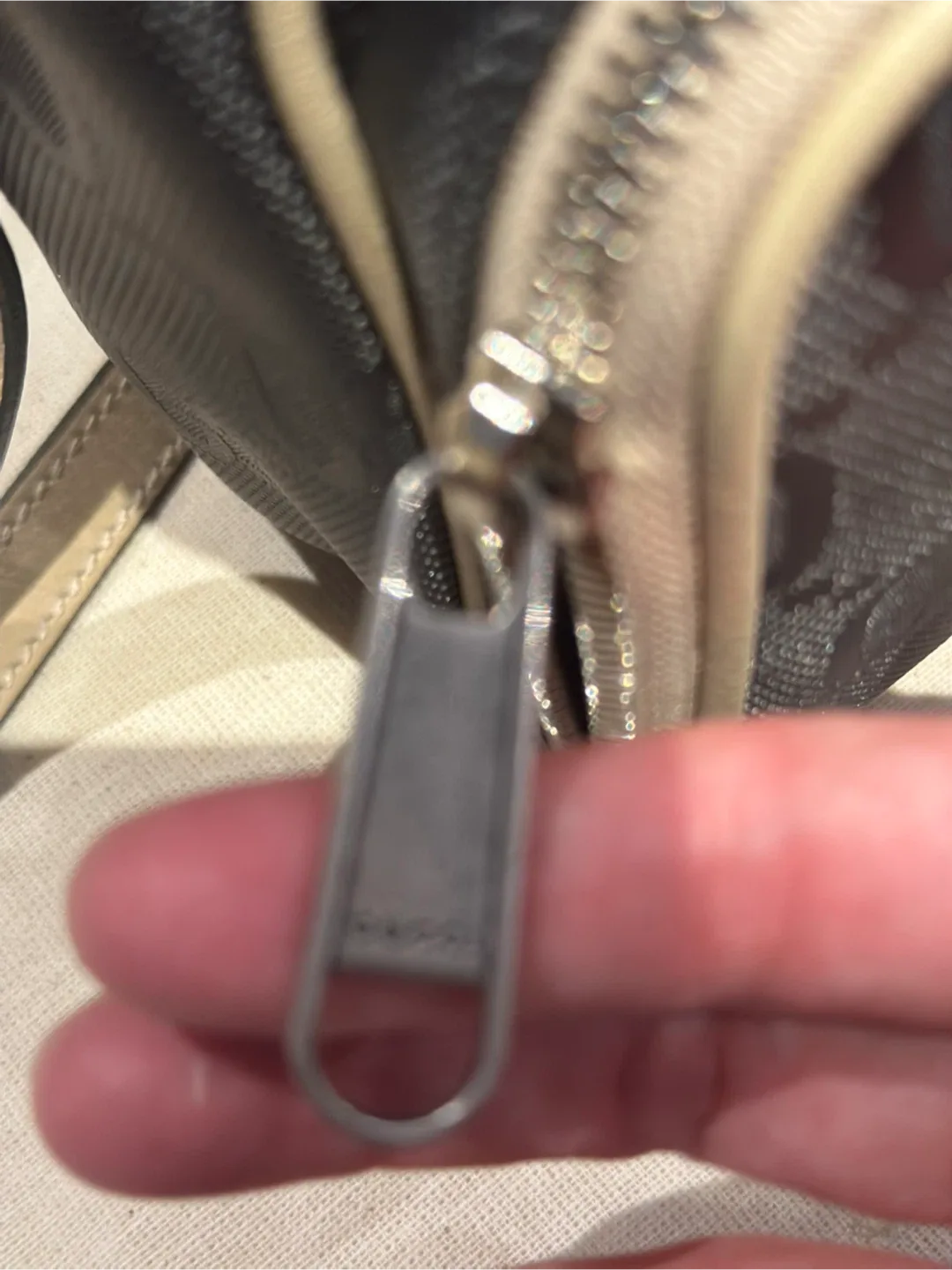 Authentic New Gucci Crossbody Bag Unisex Grey and Cream image indicator(10)