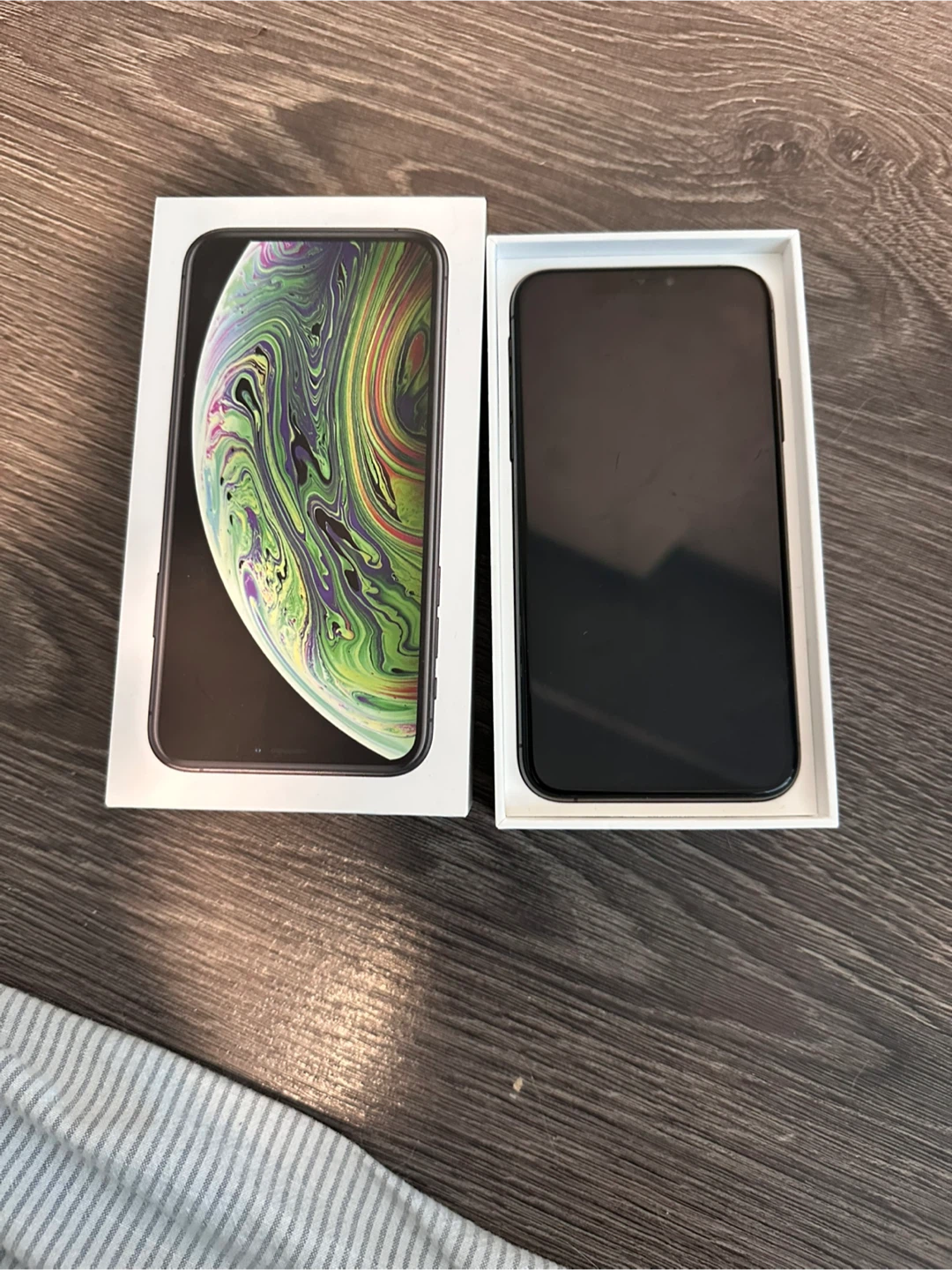 iPhone XS 64gb- Cracked back glass.