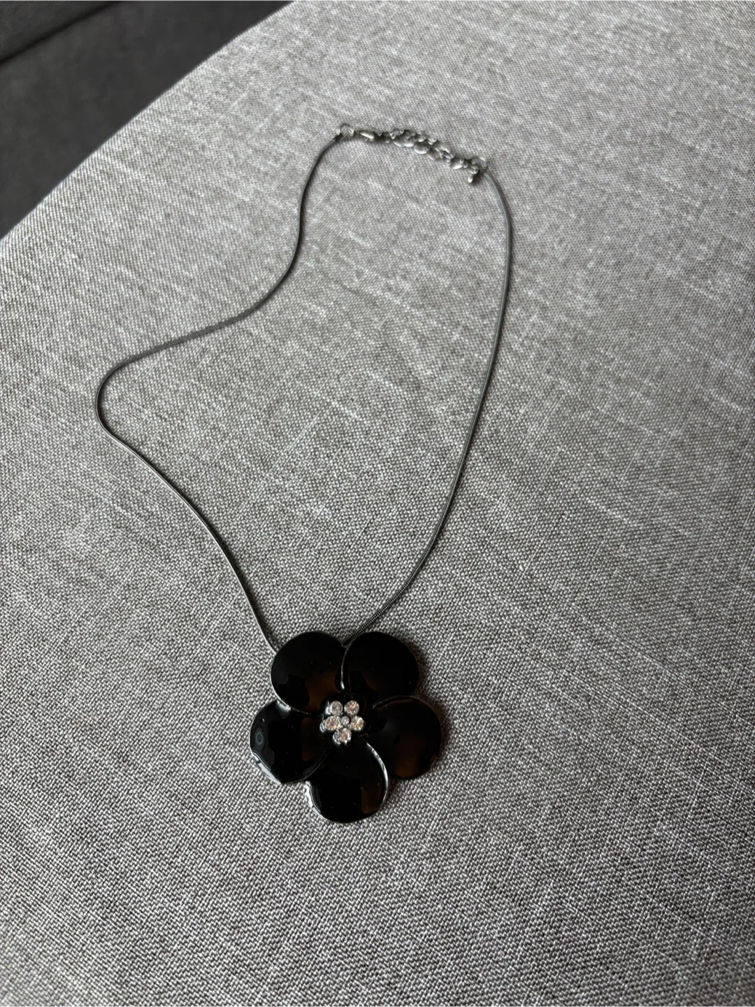 Black Flower Pendant Necklace & Bracelet Set image indicator(3)