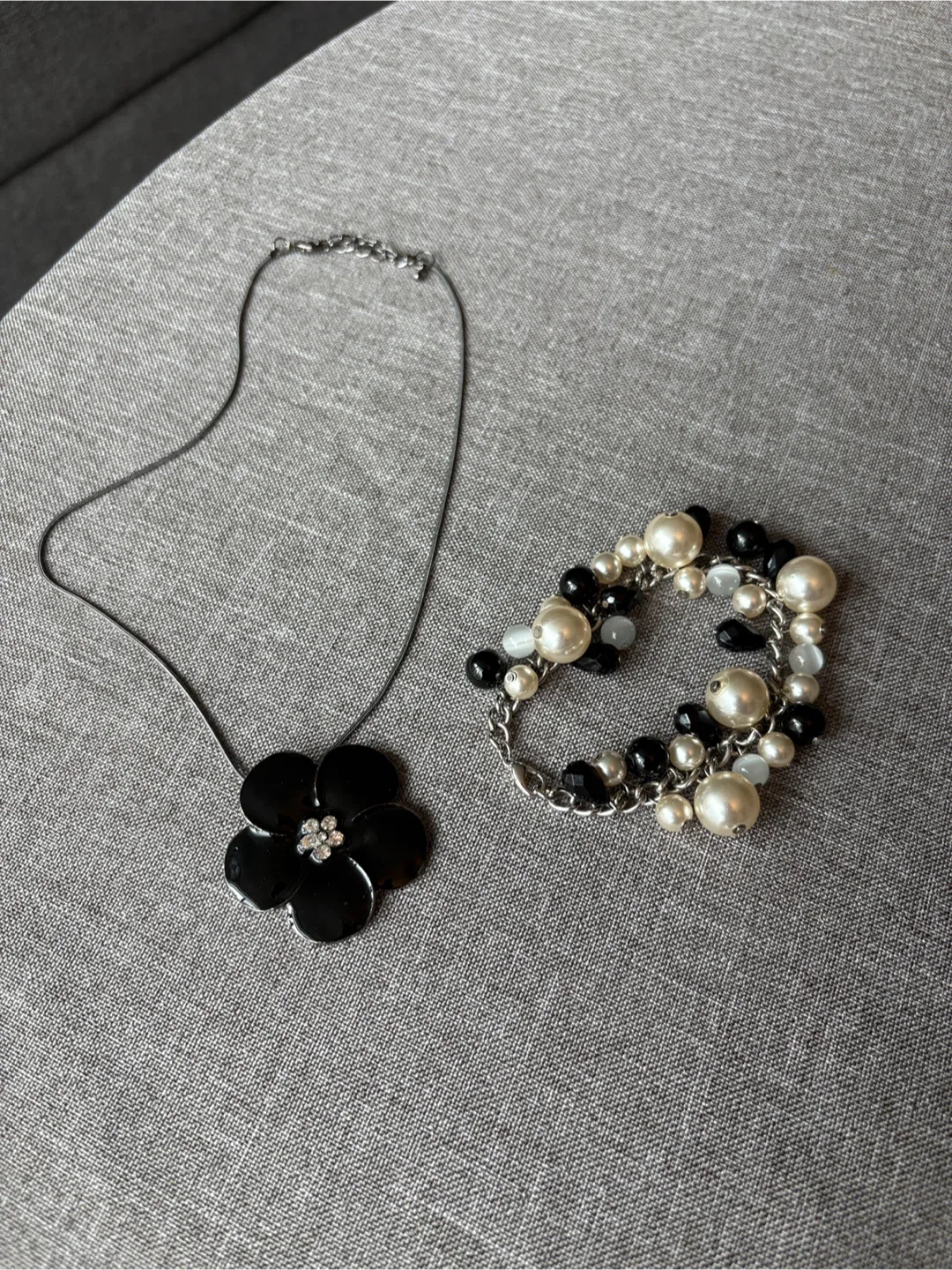 Black Flower Pendant Necklace & Bracelet Set image indicator(2)