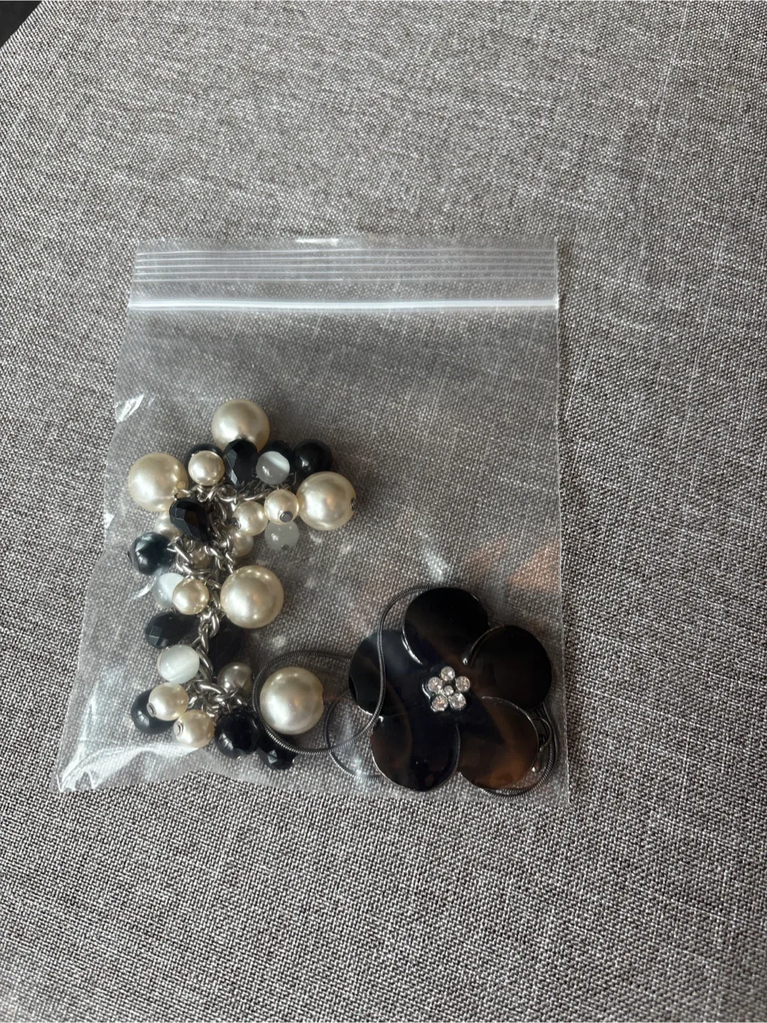 Black Flower Pendant Necklace & Bracelet Set