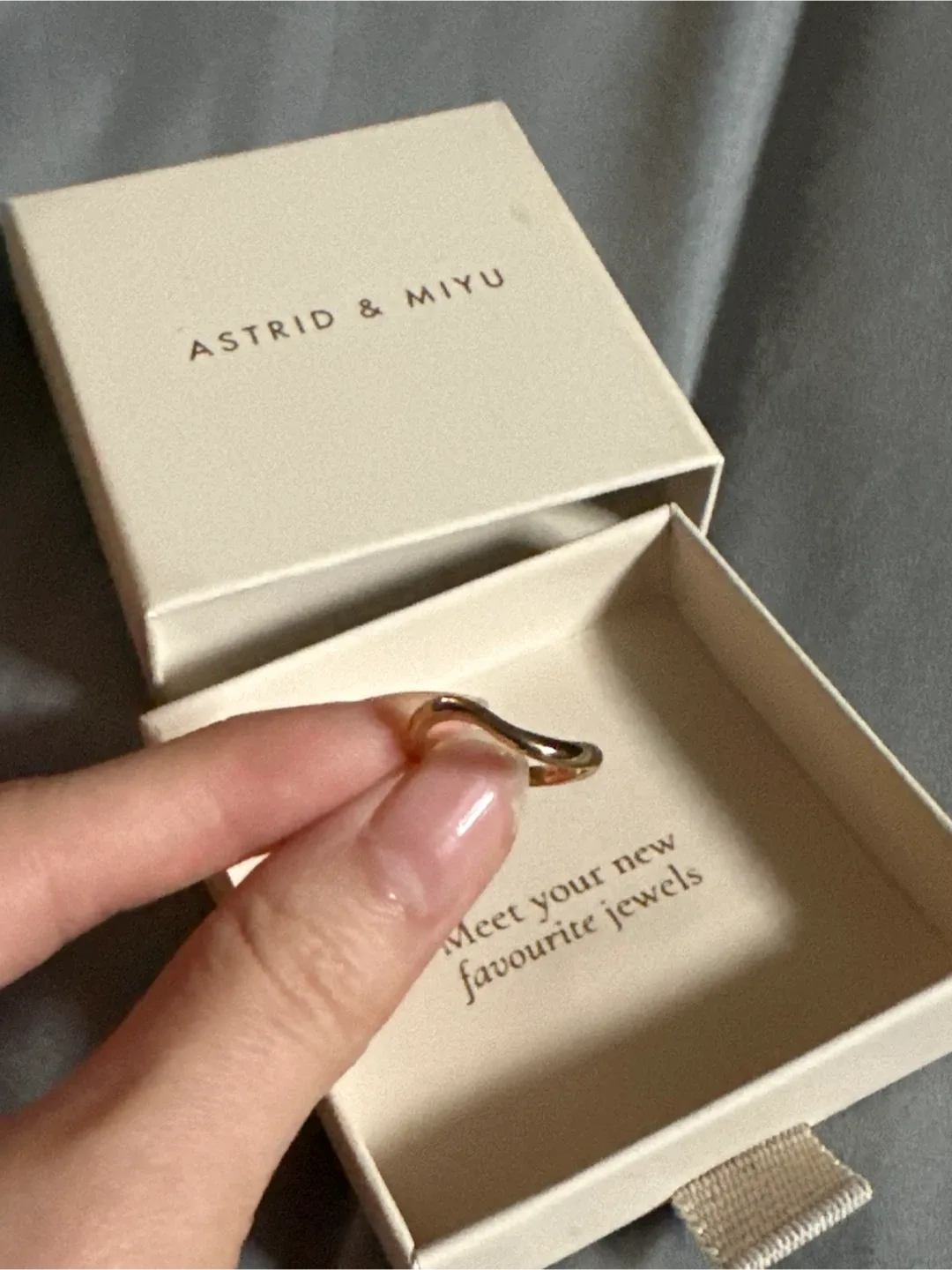 Astrid & Miyu Wave Ring Gold image indicator(2)