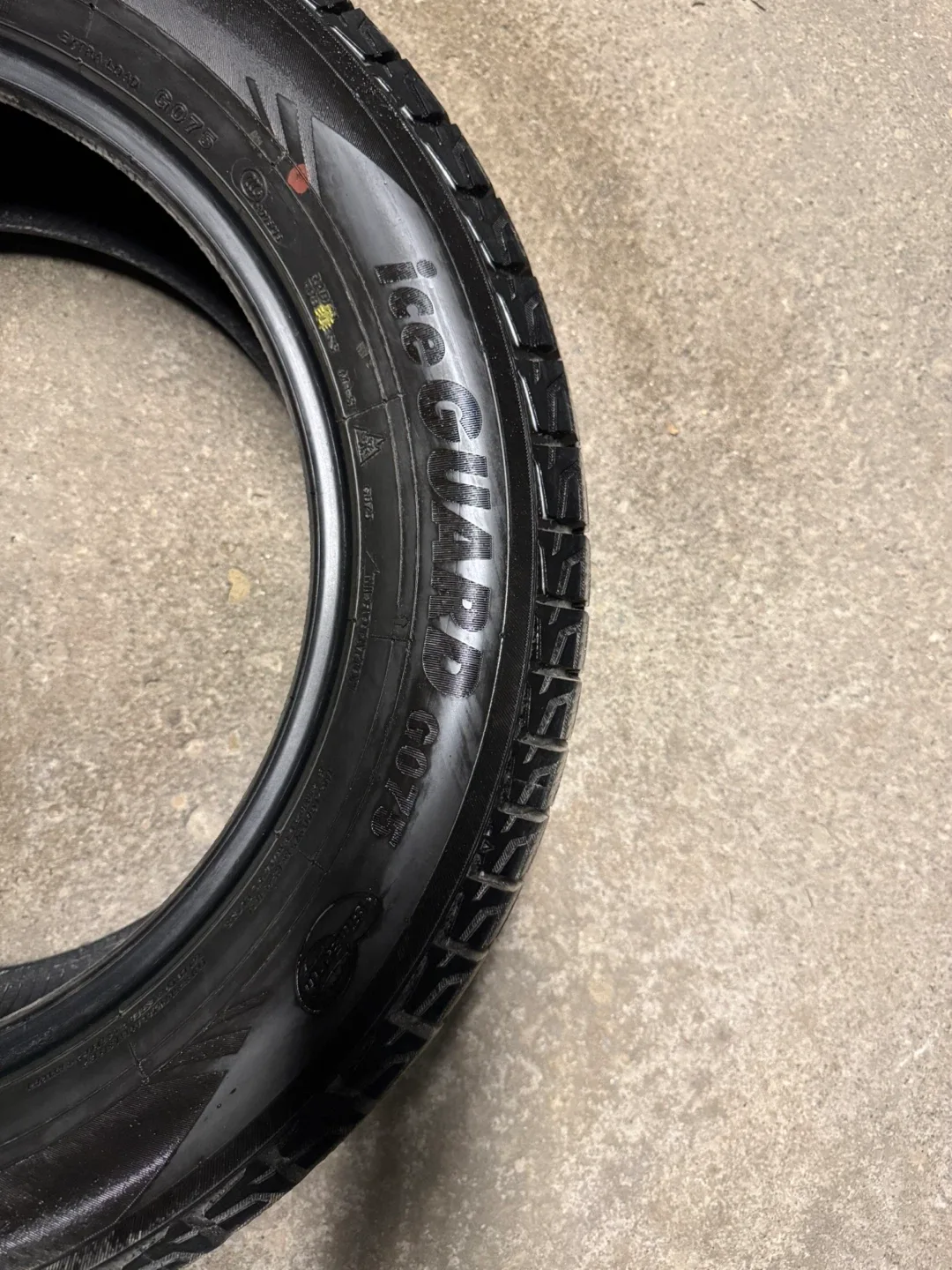 Yokohama IceGuard G075 235/60R18 Tire image indicator(2)
