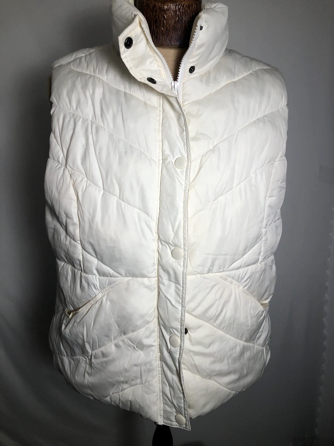 Women’s White Puffer Vest. Size XL.