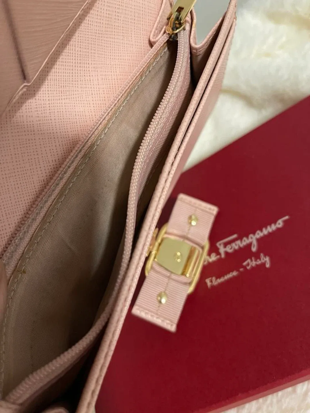 💯% Authentic Salvatore Ferragamo Pink Ms. VARA BOW image indicator(3)